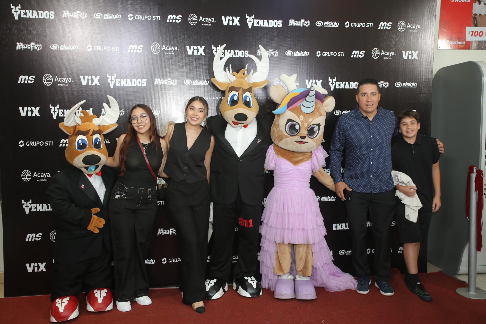$!Héber Gómez entre sus hijos Darián, Aranza y Héber Júnior, y las mascotas de Venados.