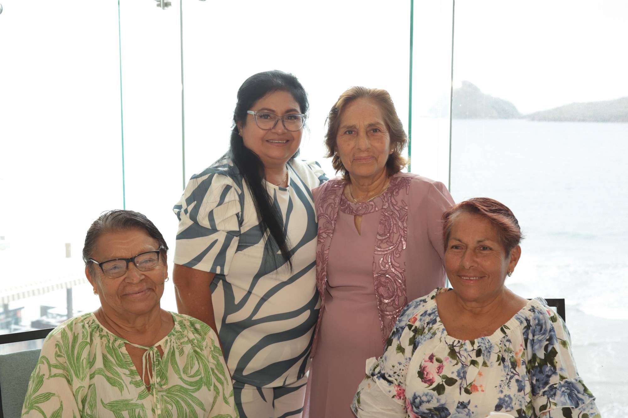 $!María de Jesús Martínez y Matilde Terrones. Sentadas, Catalina Morales y María Terrones.