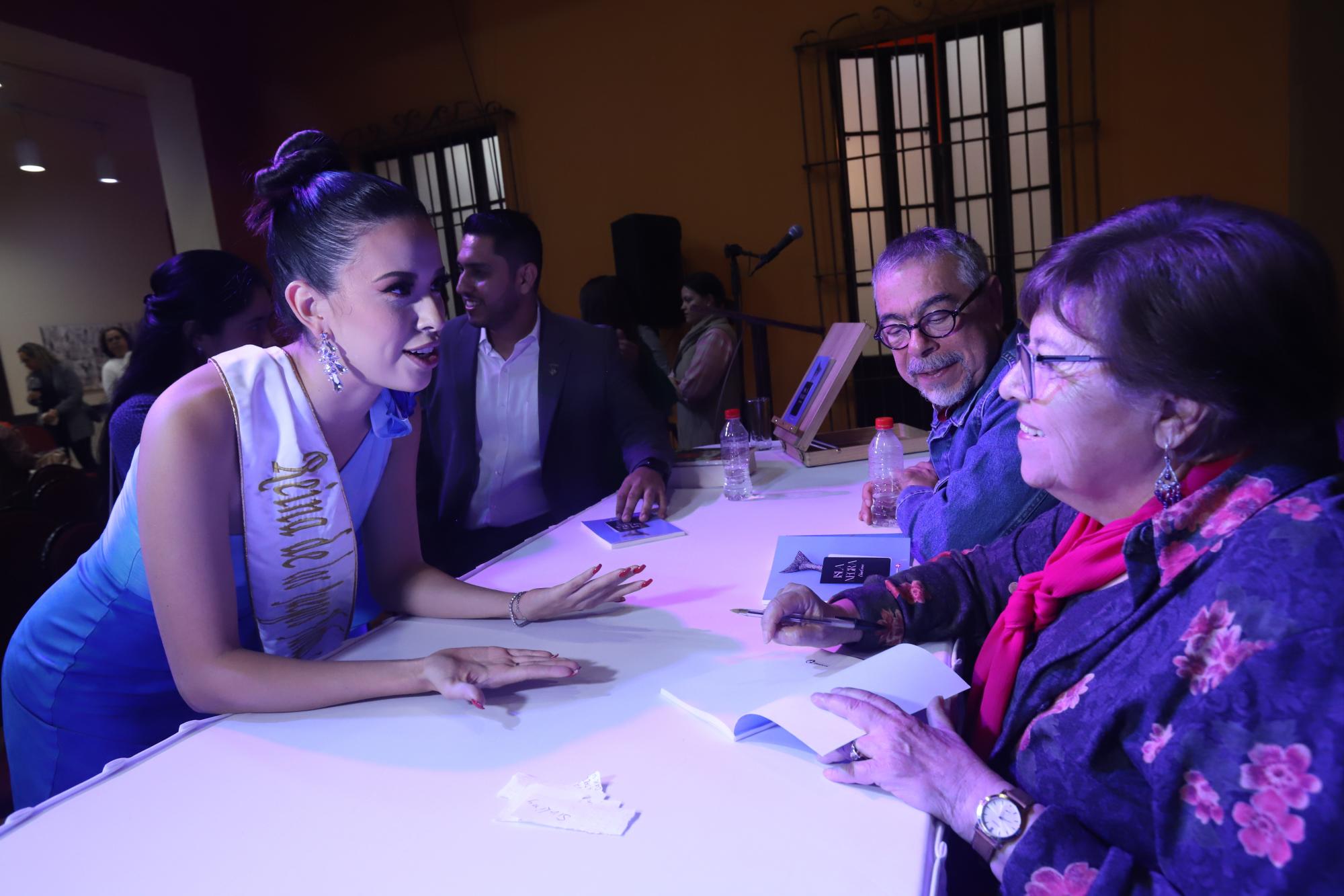 $!Siu Ling Cotero Chío en plena plática con Elsa Cross.