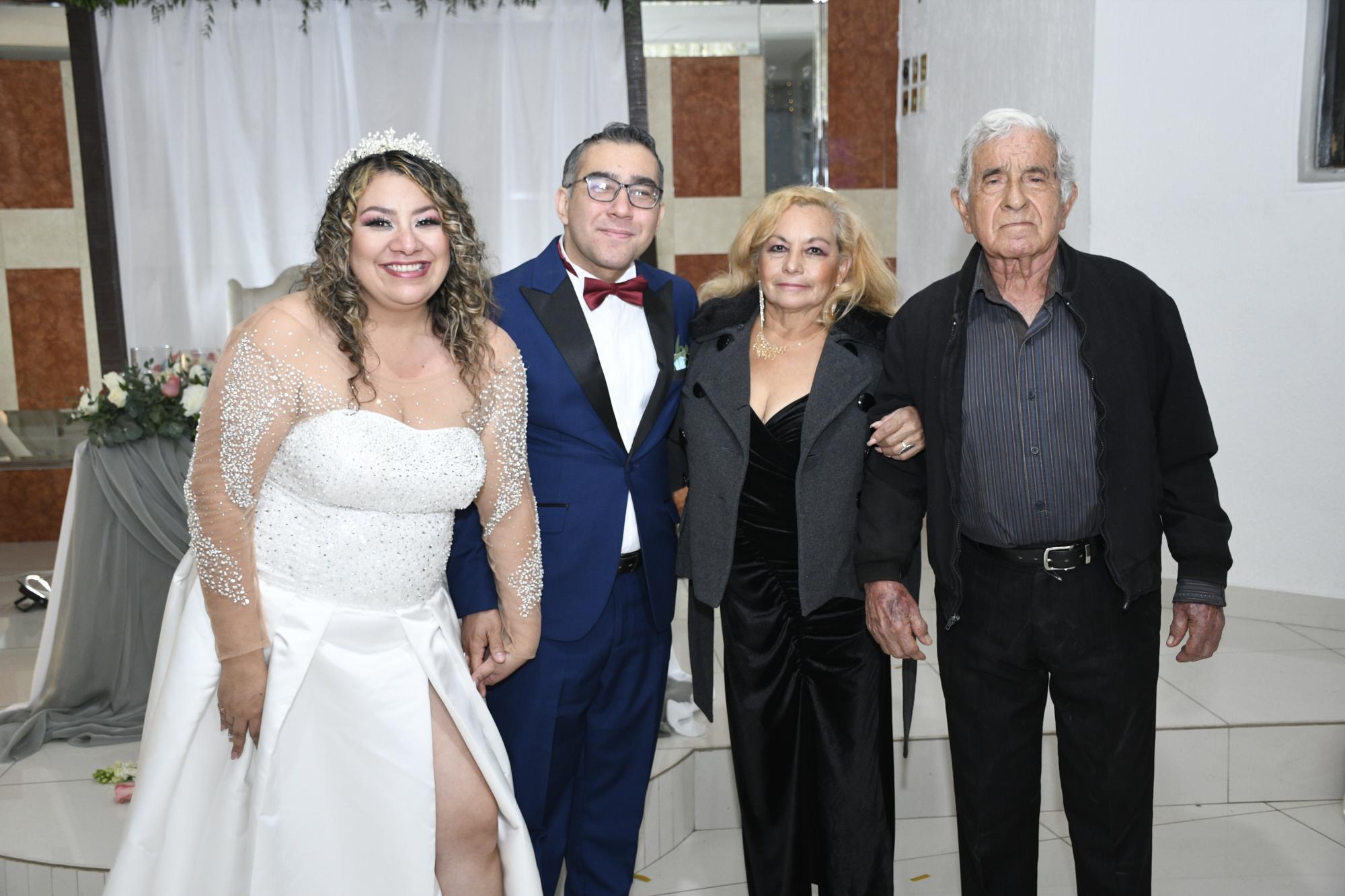 $!El feliz matrimonio junto con la madre del novio Luz del Carmen Mercado y su abuelo Saúl Mercado.