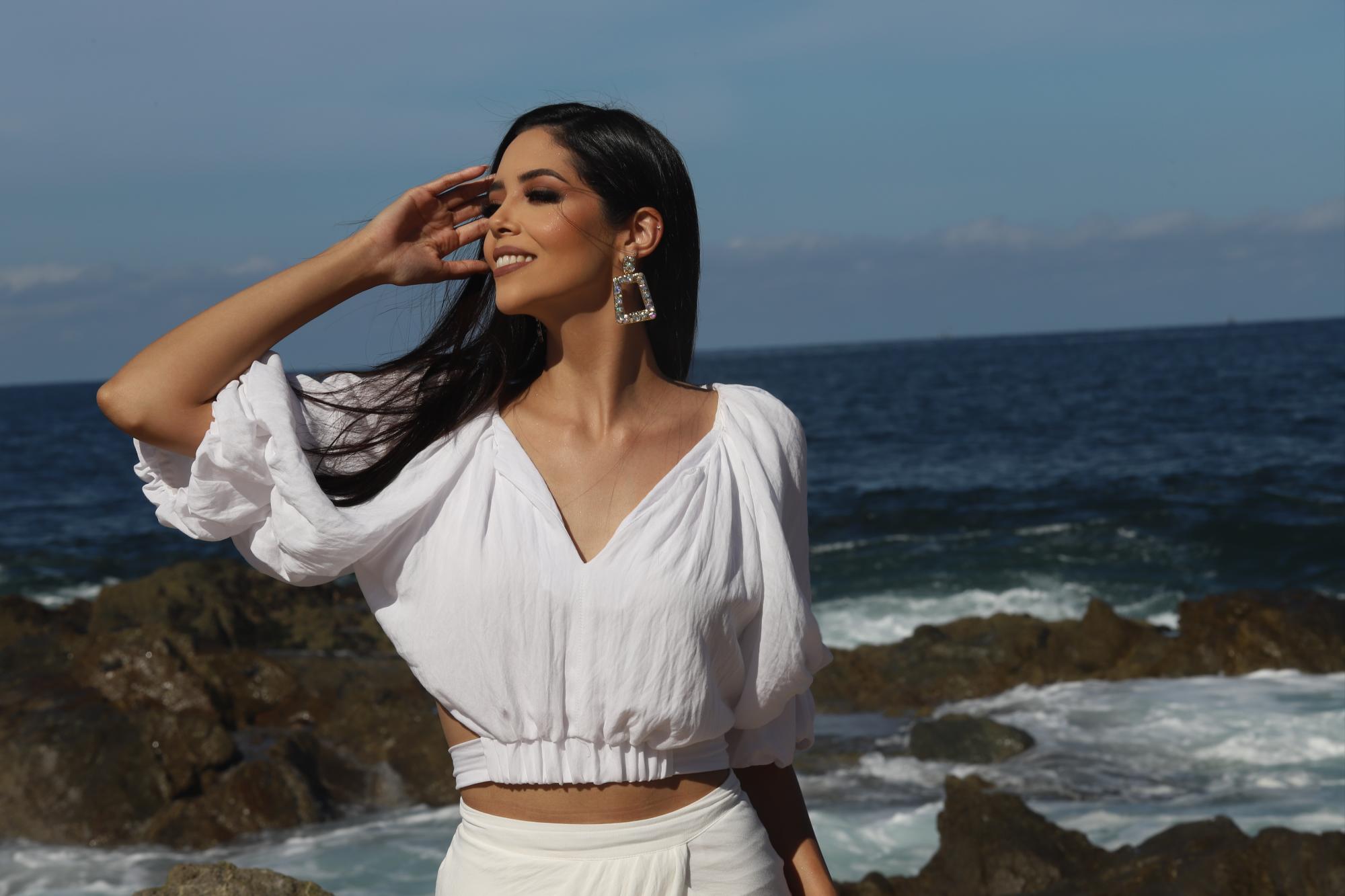 $!La soberana tuvo una sesión de fotos en la playa de la Casa del Marino para Noroeste