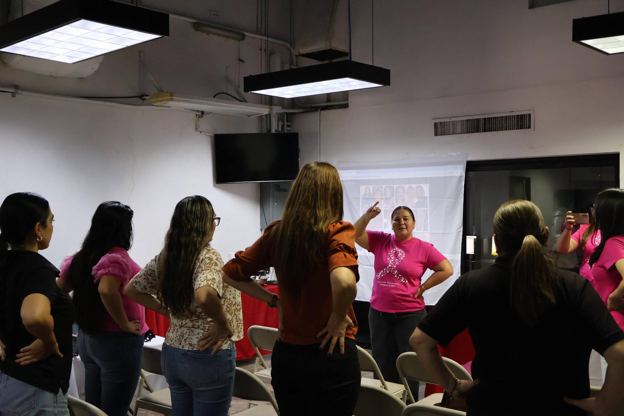 $!Anel Flores explica la forma correcta de cómo realizar la autoexploración.