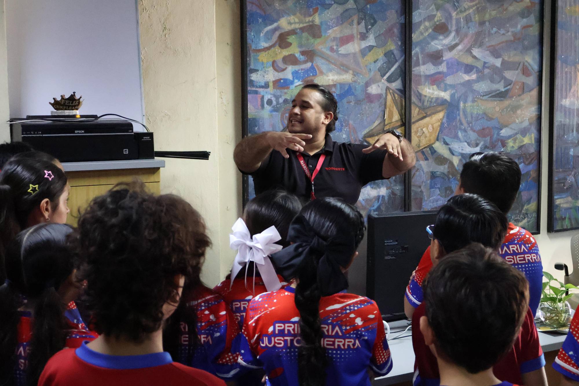 $!Manuel Serrano, coordinador de publicidad digital, les comenta a los pequeños que se realiza en su área.