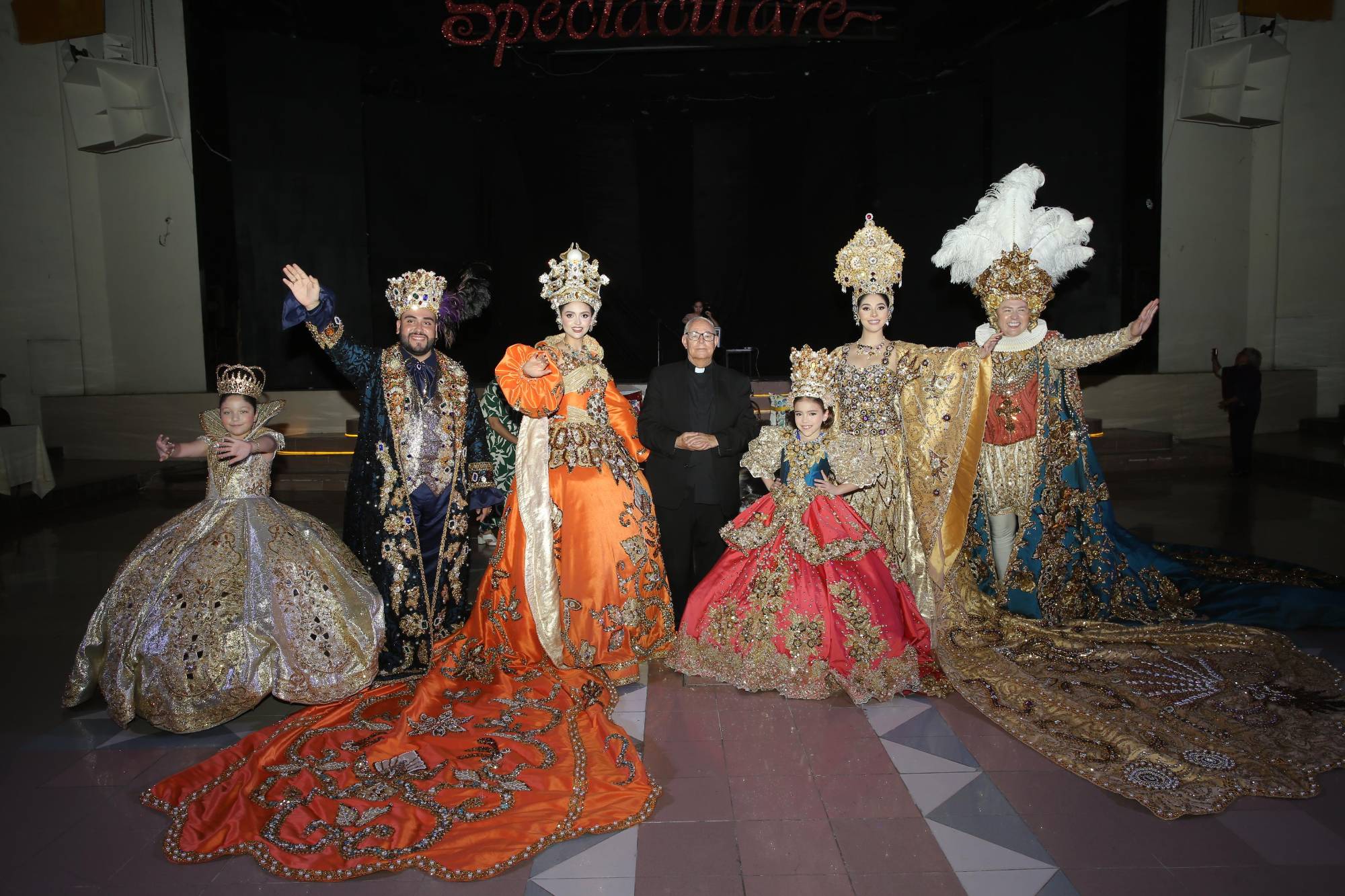 $!El Padre Horacio Hernández entre la realeza del Carnaval de Mazatlán 2025 y 2024.