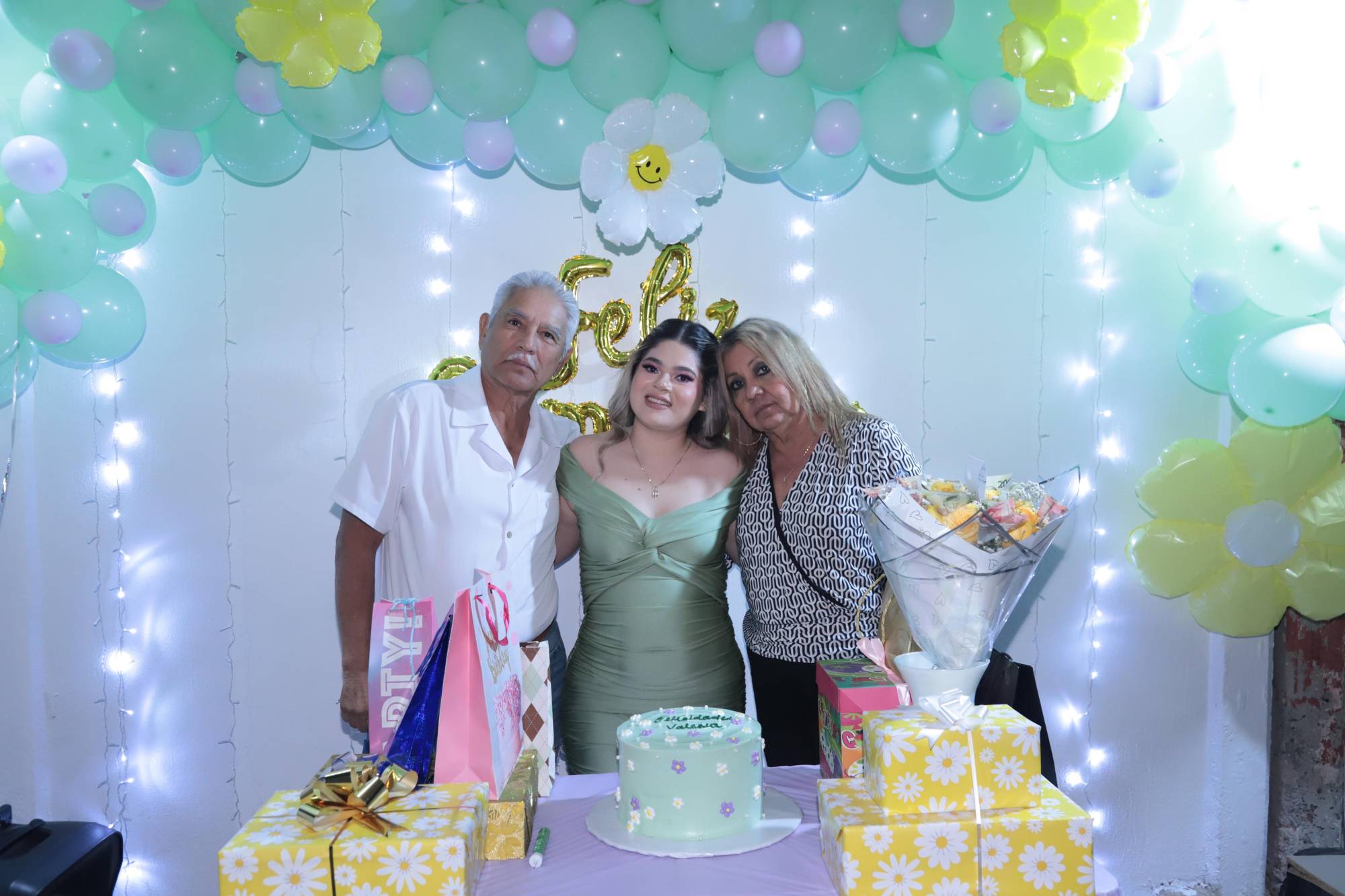 $!Arturo León, Valeria y Tommy Andrade.