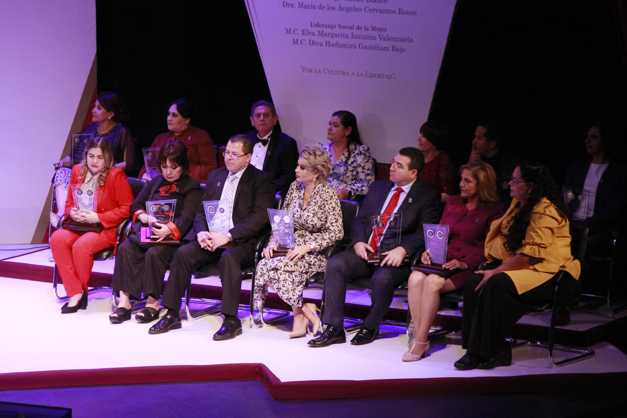 $!Reconoce UAdeO trayectoria de 14 egresados con el Premio Lince al Profesionista del Año