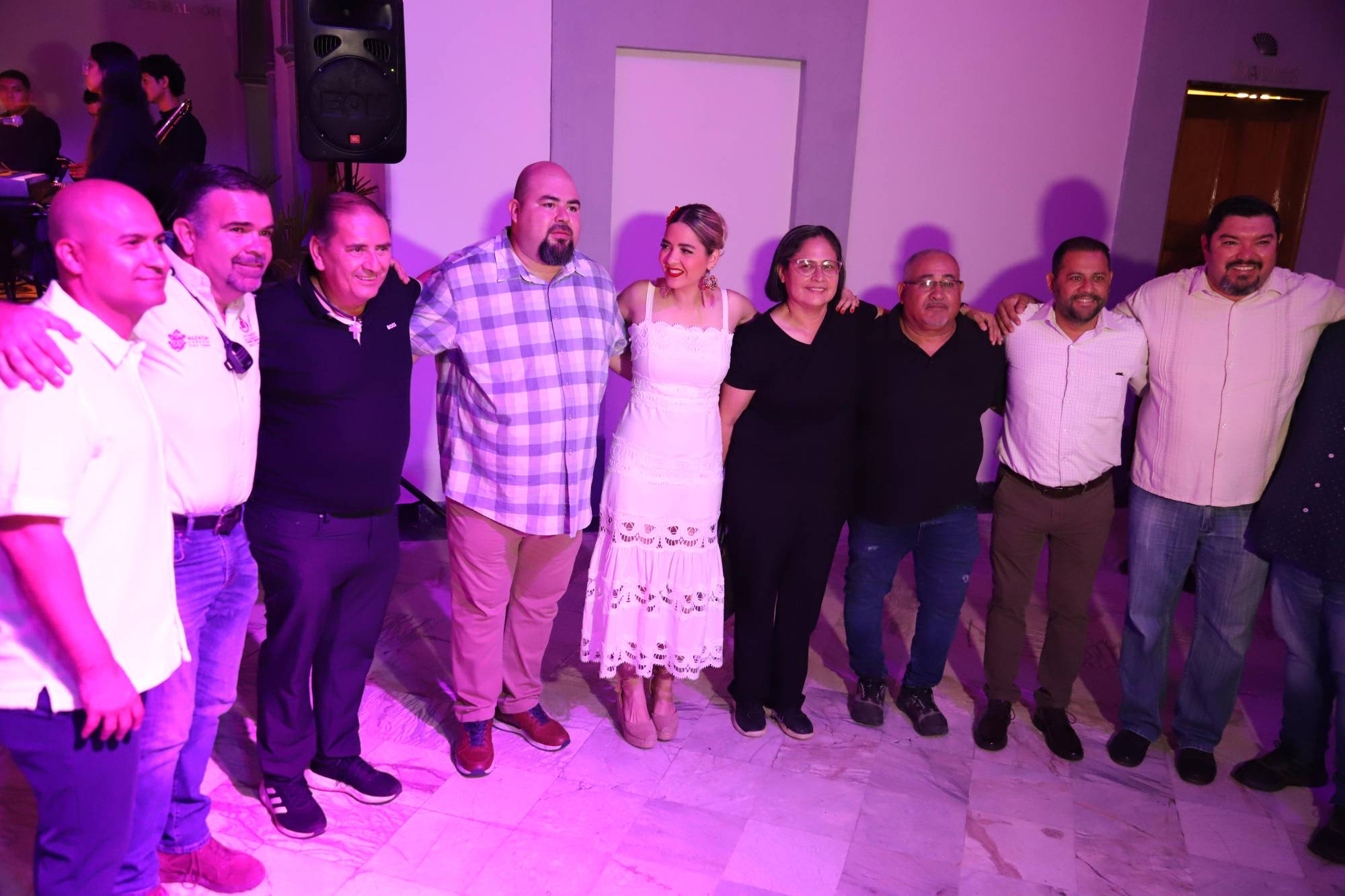 $!La Alcaldesa Estrella Palacios entre su grupo de funcionarios.