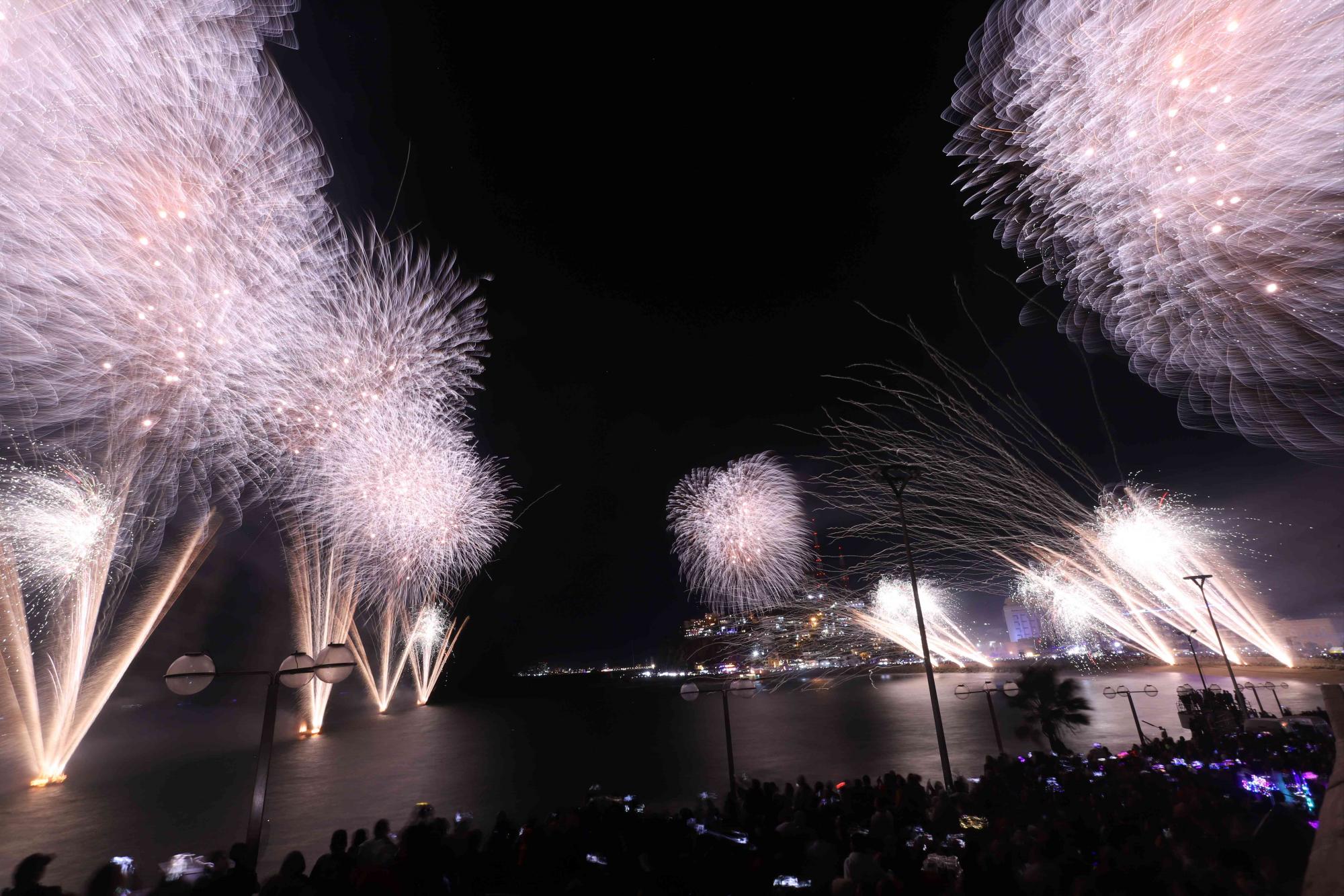 $!Disfrutan el espectacular ‘Combate Naval’