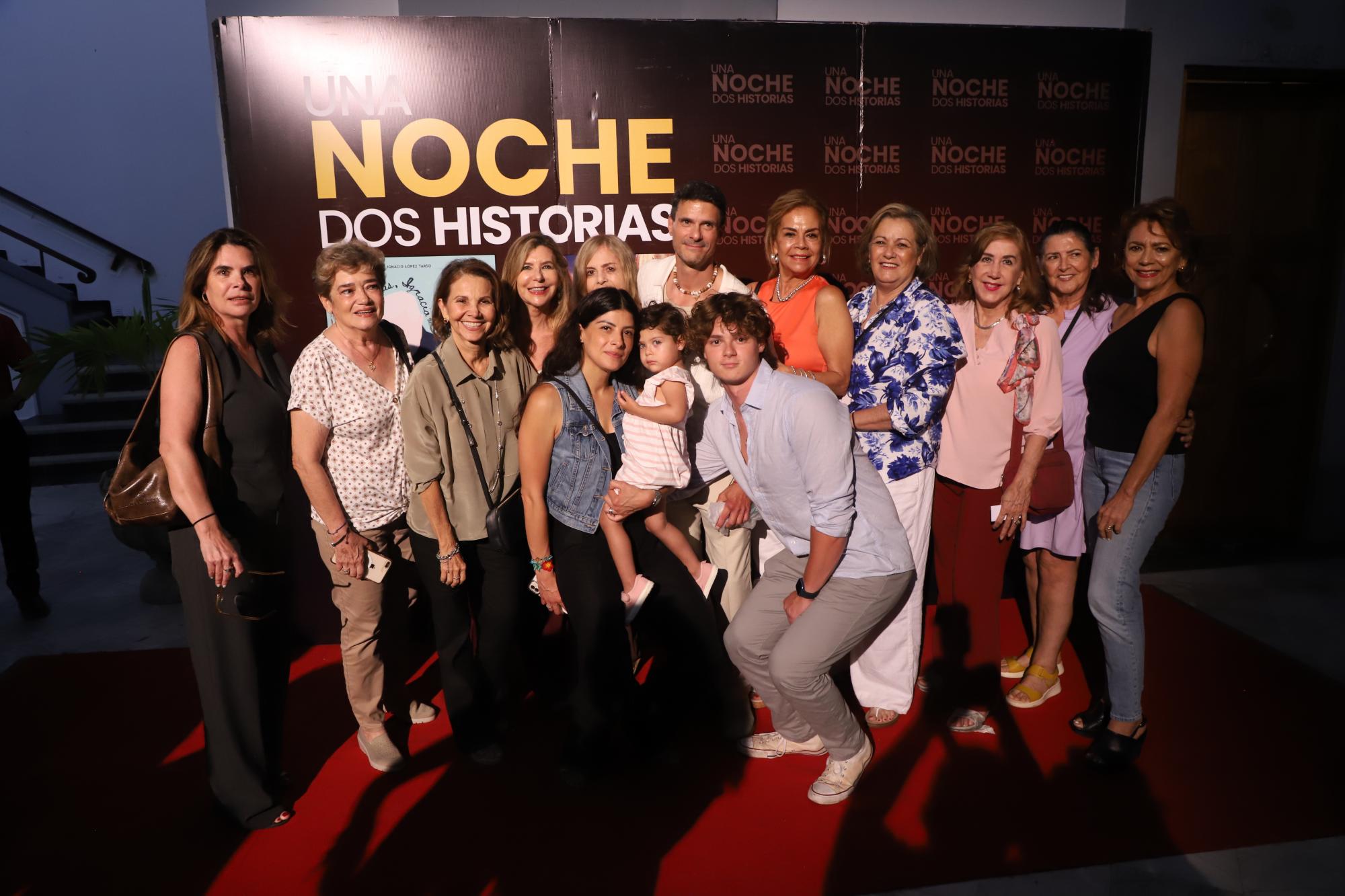 $!La familia Jonsson se toman la fotografía del recuerdo.