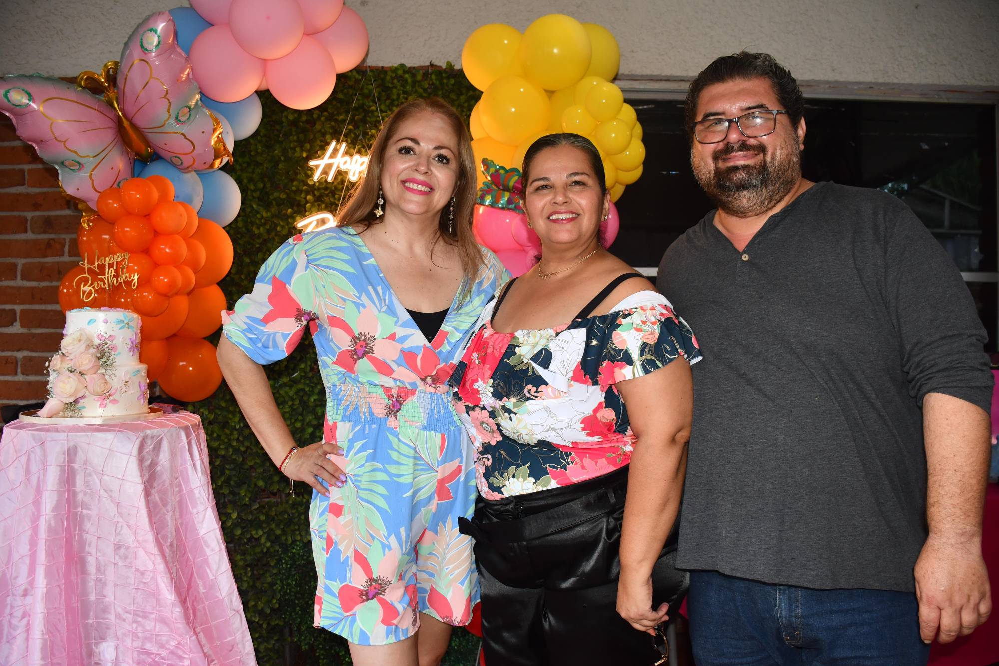 $!Dania Villalobos y José Alfonso Cuen felicitan a la cumpleañera.