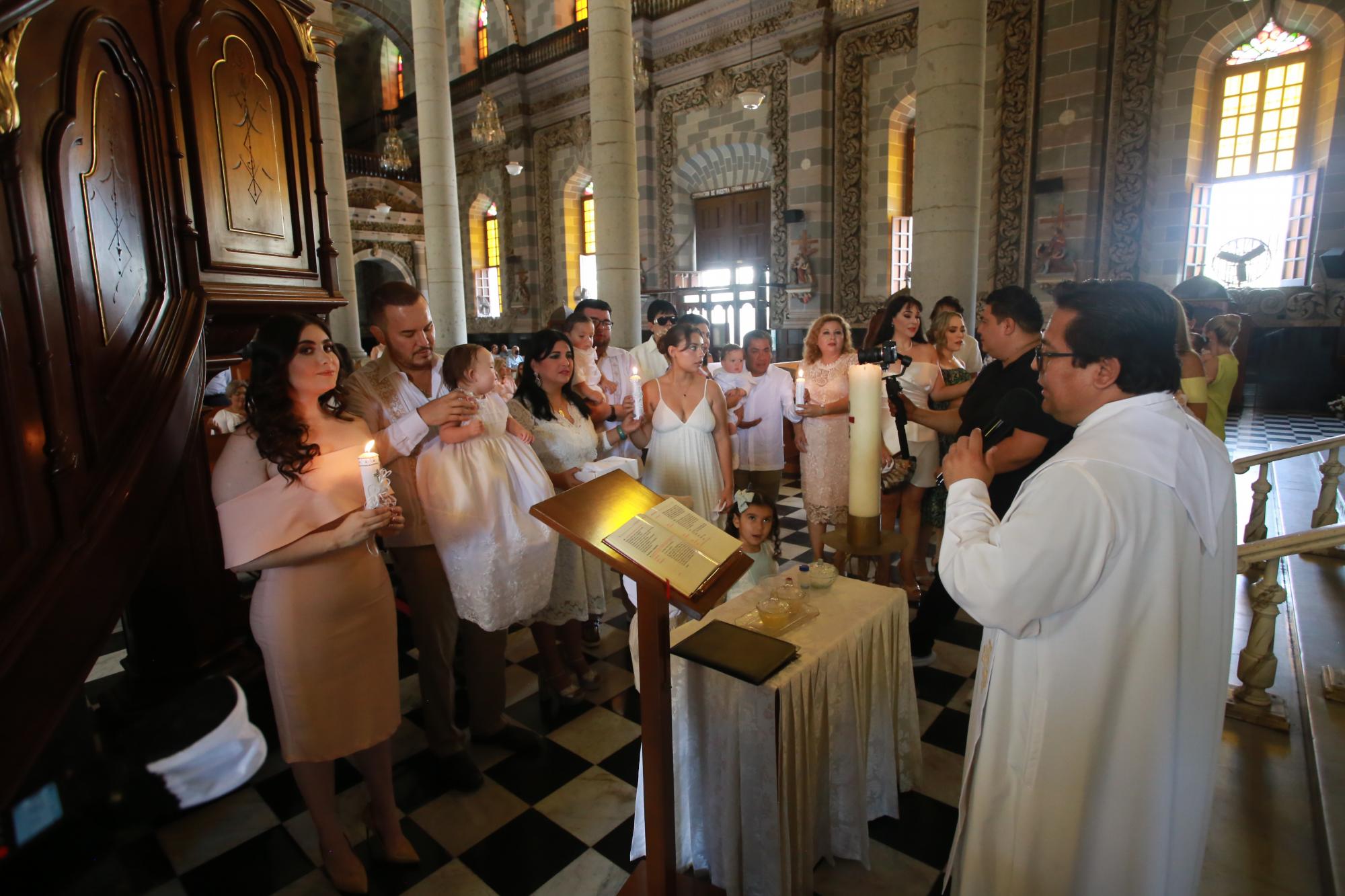 $!Los pequeños recibieron el primer sacramento de la Iglesia en la Catedral.