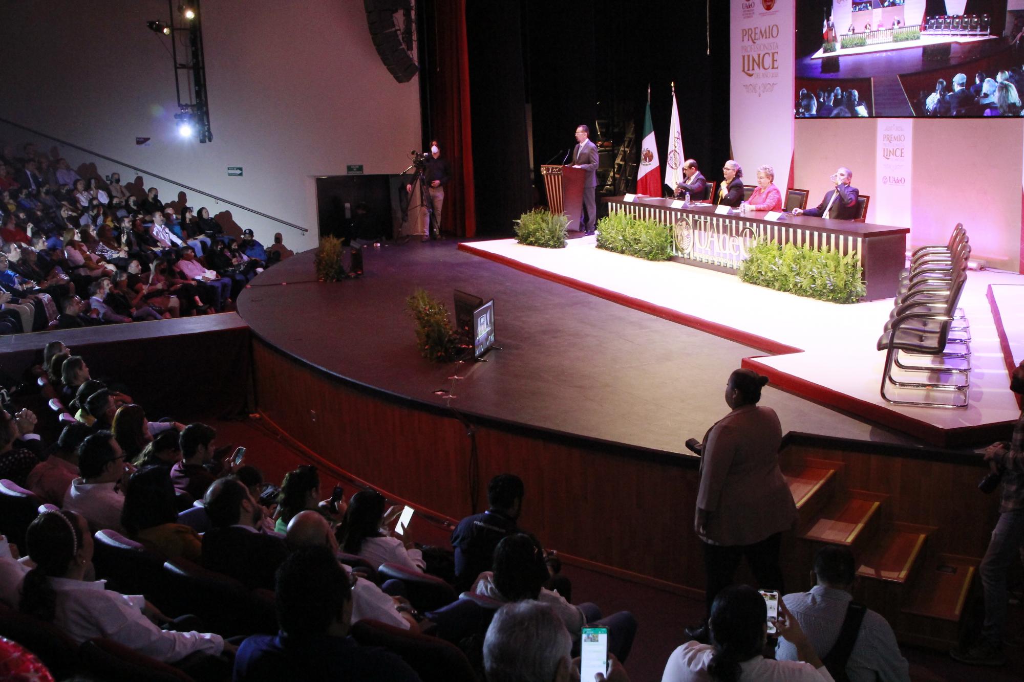 $!Reconoce UAdeO trayectoria de 14 egresados con el Premio Lince al Profesionista del Año