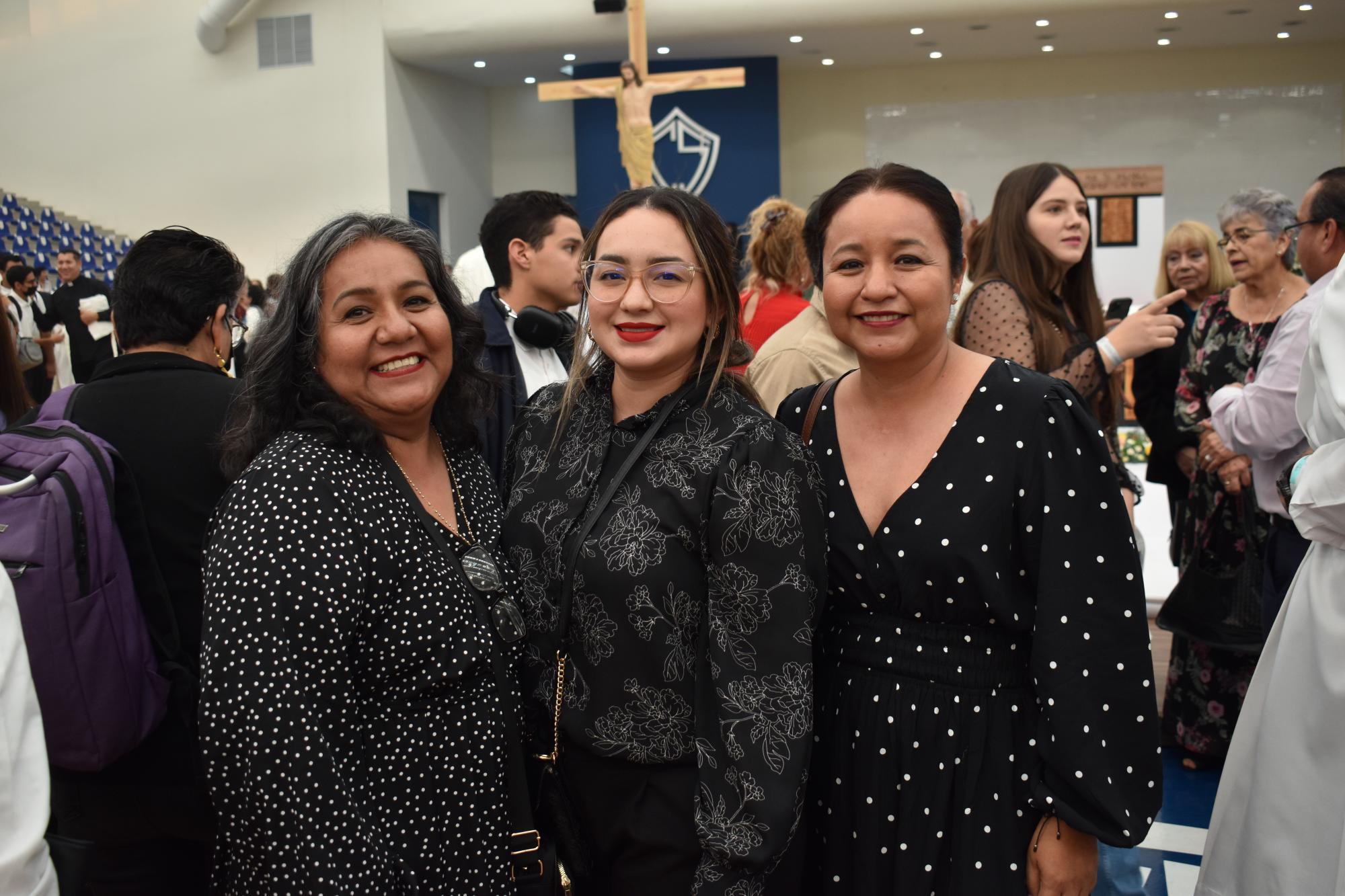 $!Sara Medina, Rocío León, que fue la primera pequeña que bautizó el Obispo Jesús José Herrera Quiñónez, y Carmen Cano.