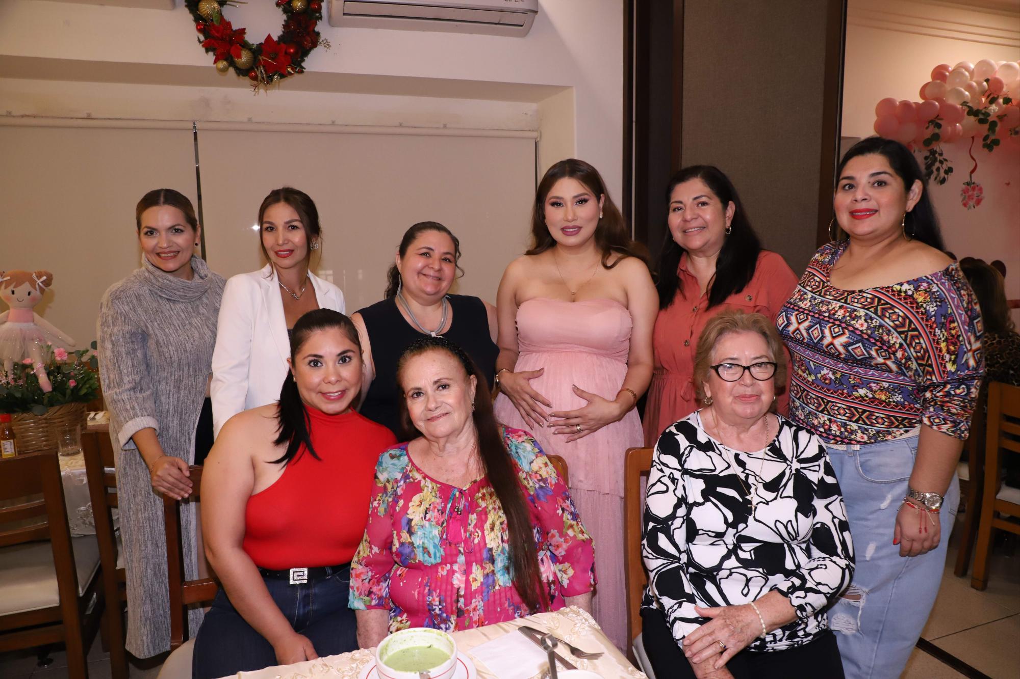 $!Claudia Beltrán, Janeth Jasso, Luisa Montero, Miriam, Karina y Janeth Flores. Sentadas, Margarita Gómez, Esmeralda Montero y María Luisa Lizárraga.