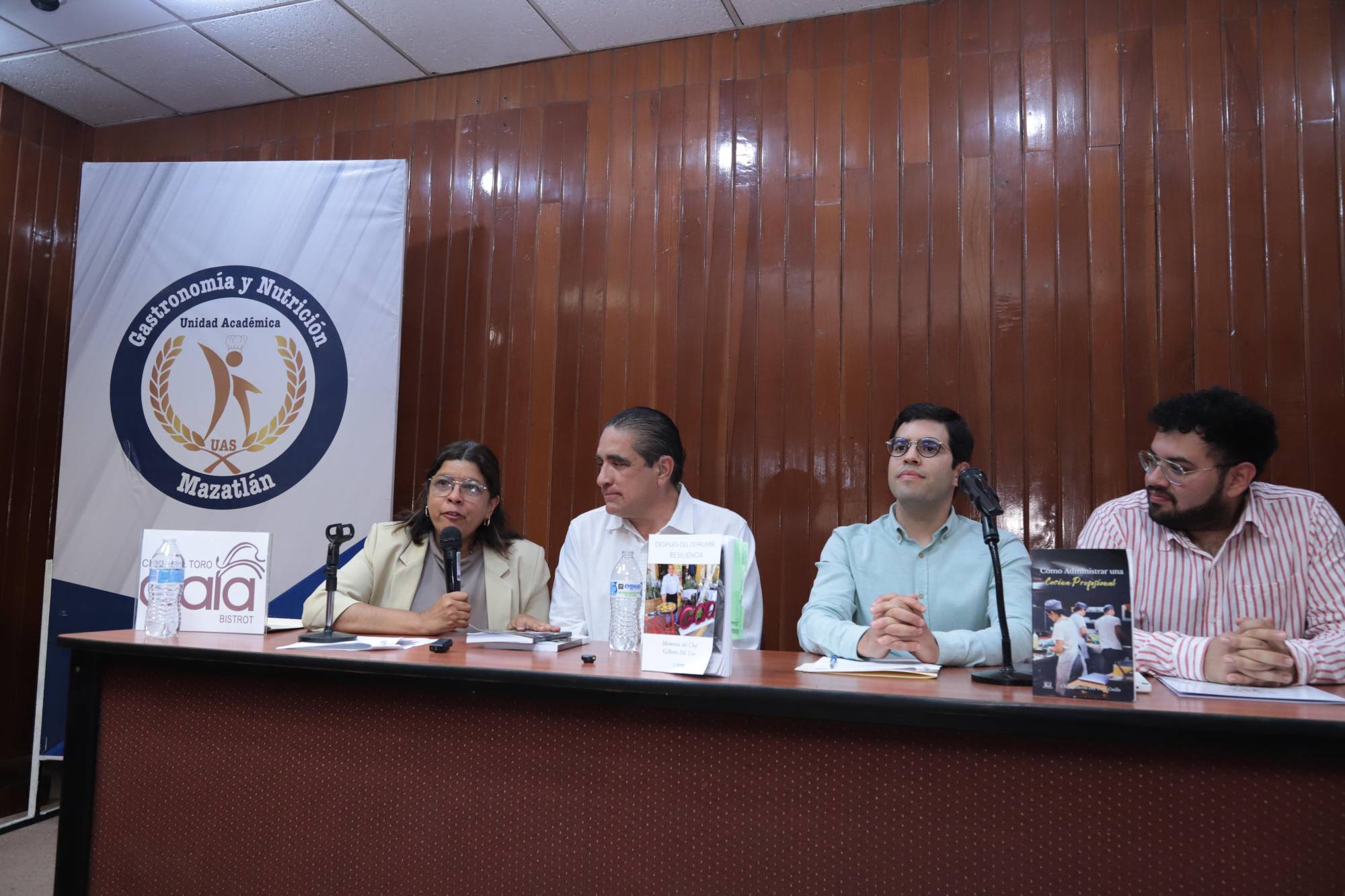 $!El expositor entre su esposa, Magui Rojas de Del Toro, y los organizadores del evento, Abelardo Tapia y Willian Tiznado.