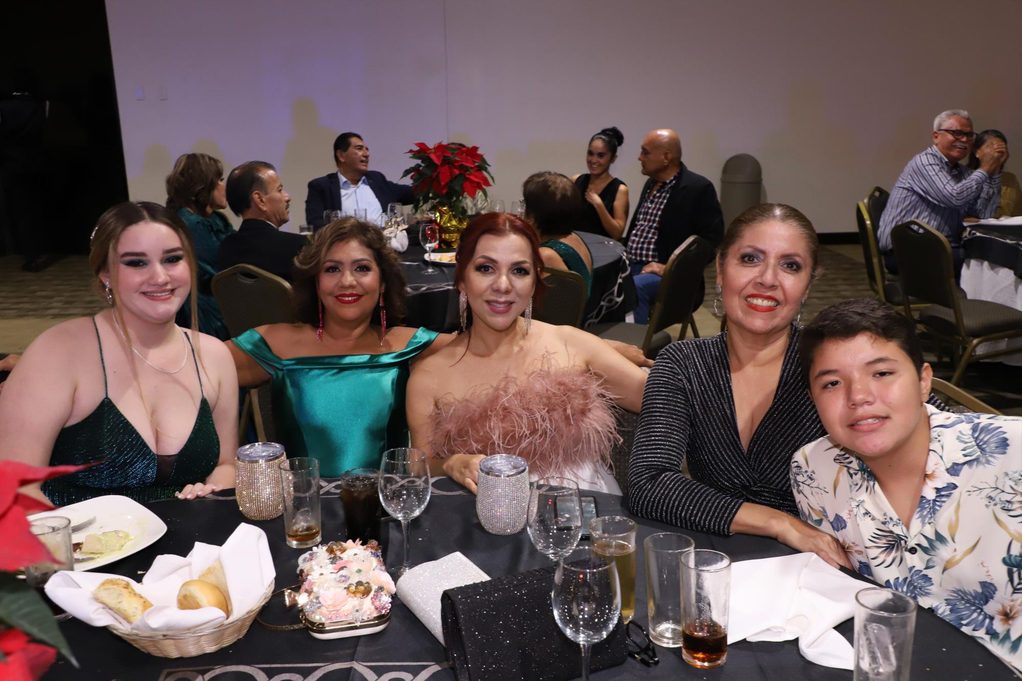 $!Ana Karen Saucedo, Elsy Ramos, Karina Aguirre, Lucina Espinoza y Gael Espinoza.