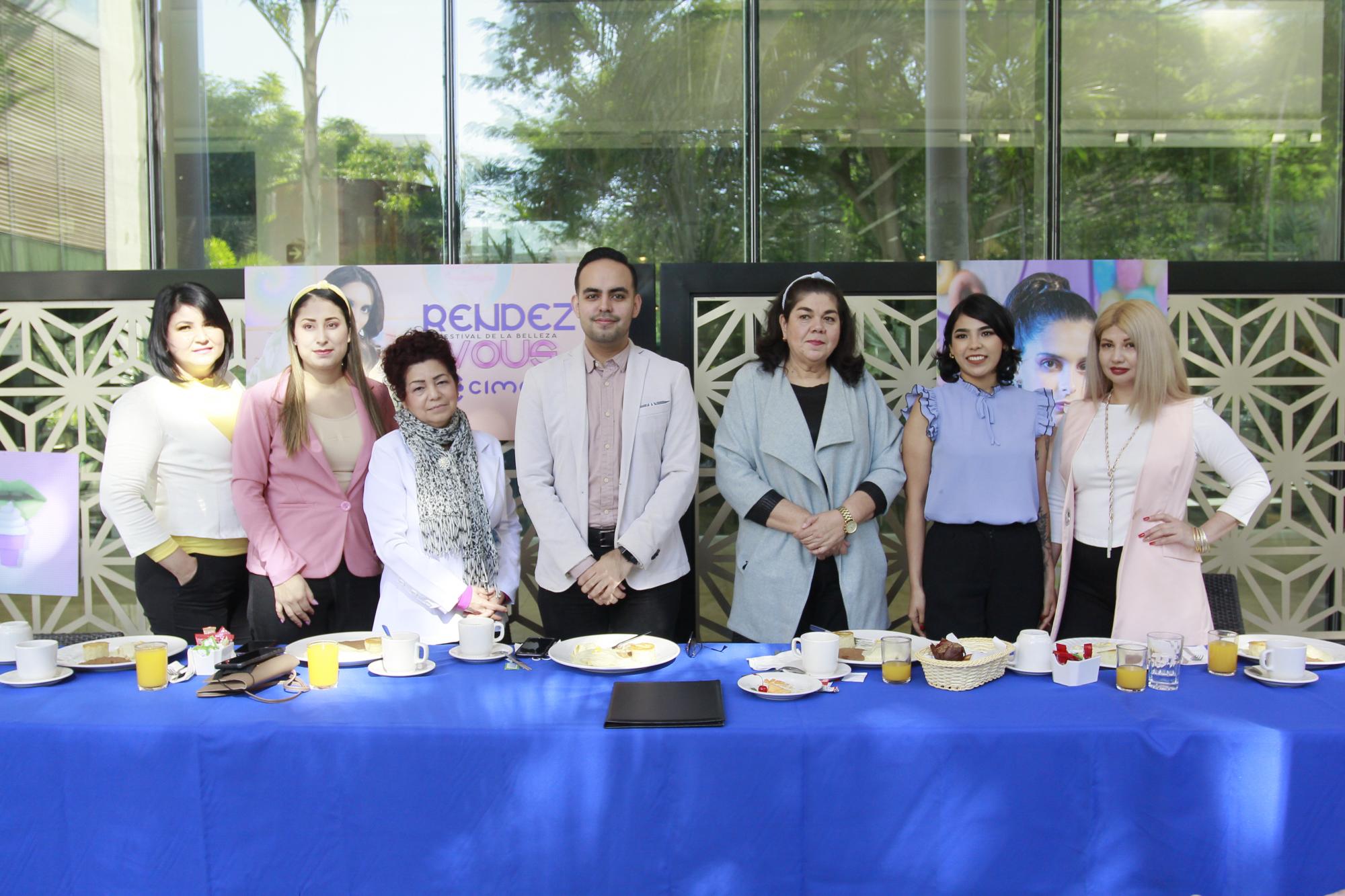 $!Ramses Ramírez, supervisor del Área de Perfumería y Belleza en medio de Patricia Escobar, Benita Solís, Xochitl Rivera López, Amelia Osuna, Diana Almodóvar y Rosa María Rocha