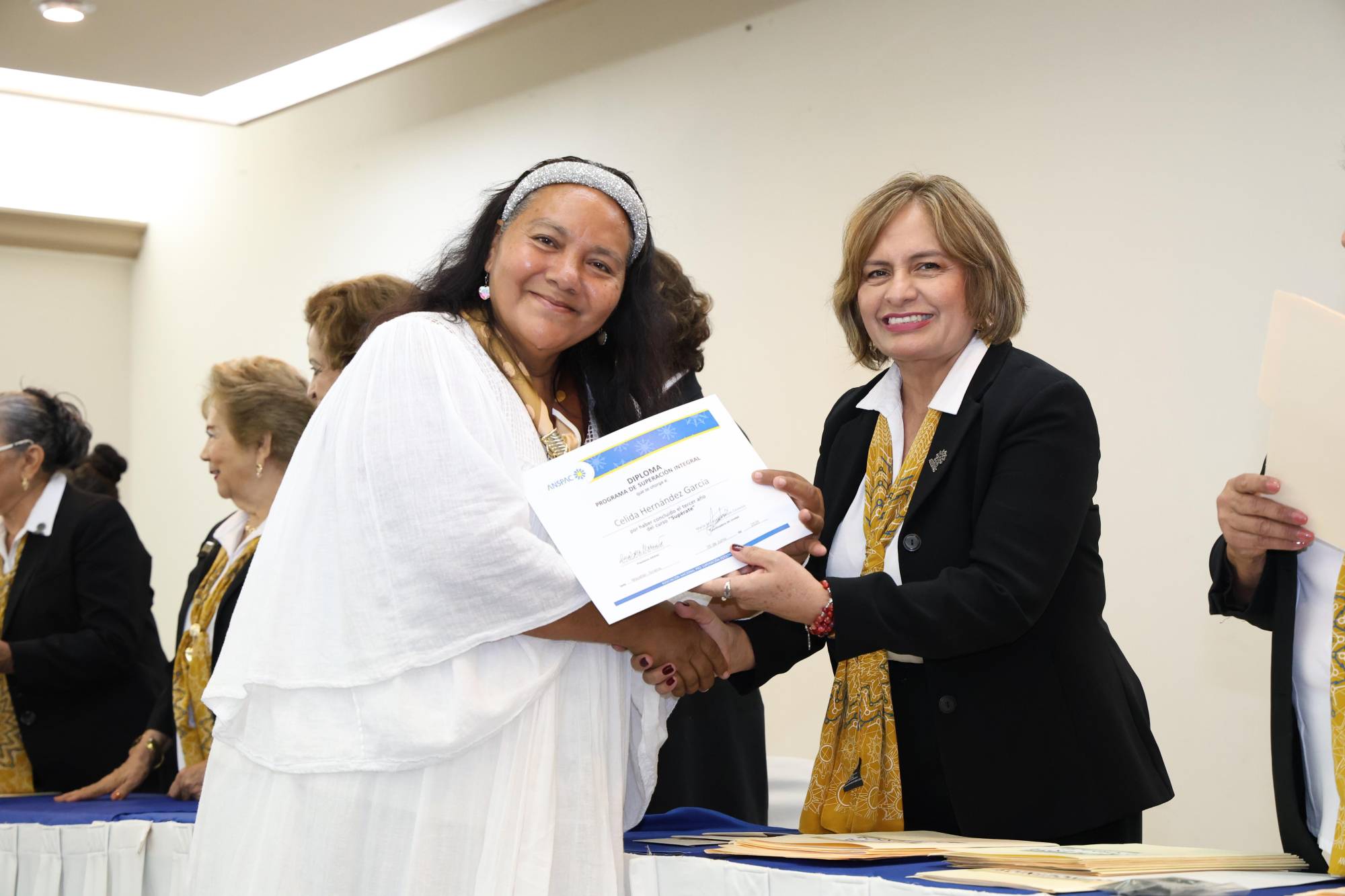$!Célida Hernández recibe su documentación de manos de Liz Benítez.