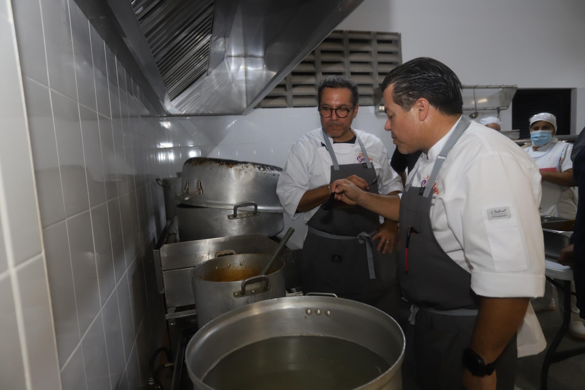 $!Los chefs Luis Osuna Vidaurri y Julián Portugal en la cocina.