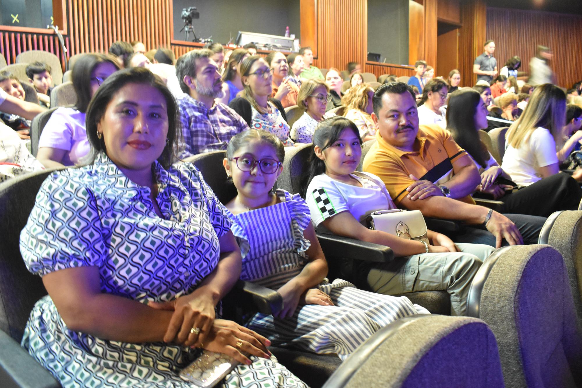 $!Minerva Ruiz y Gabriel Aguilar con las pequeñas Yamileth y Ximena.