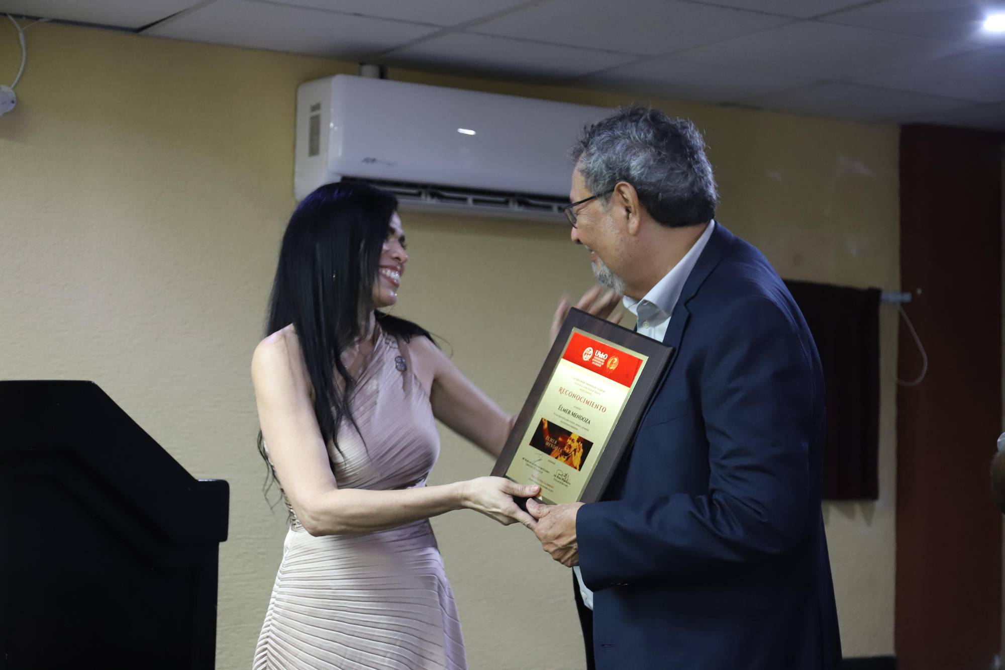 $!La directora de la unidad, María de los Ángeles Arce Llamas, entregó al homenajeado su reconocimiento a su trayectoria.