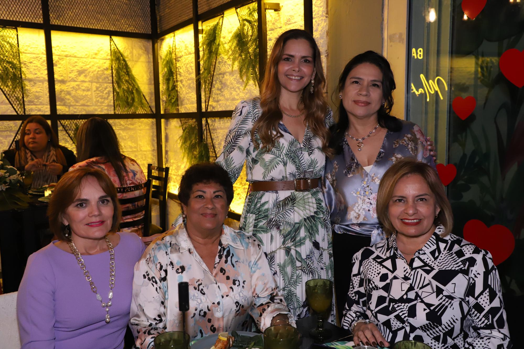$!Mechita Cubillas de Henderson, Vicky de Aguilar, Imelda Morales de Chicuate, Guillermina García y Liz Benítez.
