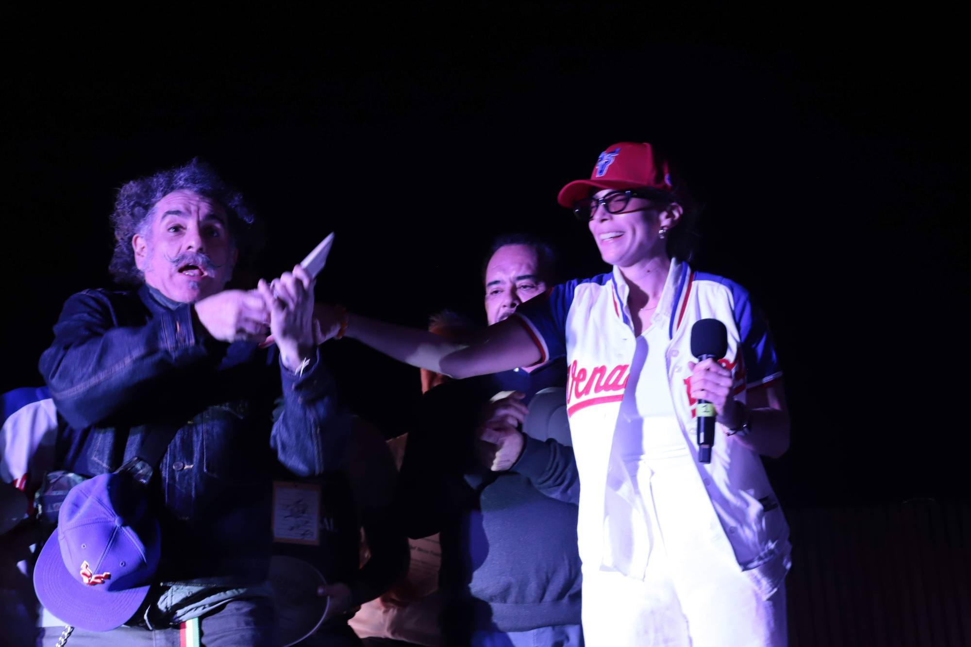 $!El chef Aquiles Chávez recibe su reconocimiento.