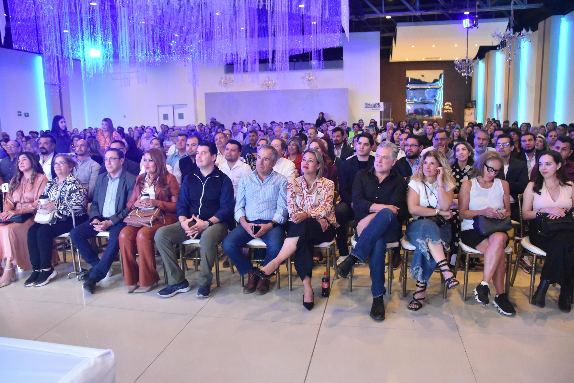 $!El público escuchó atento las reflexiones.