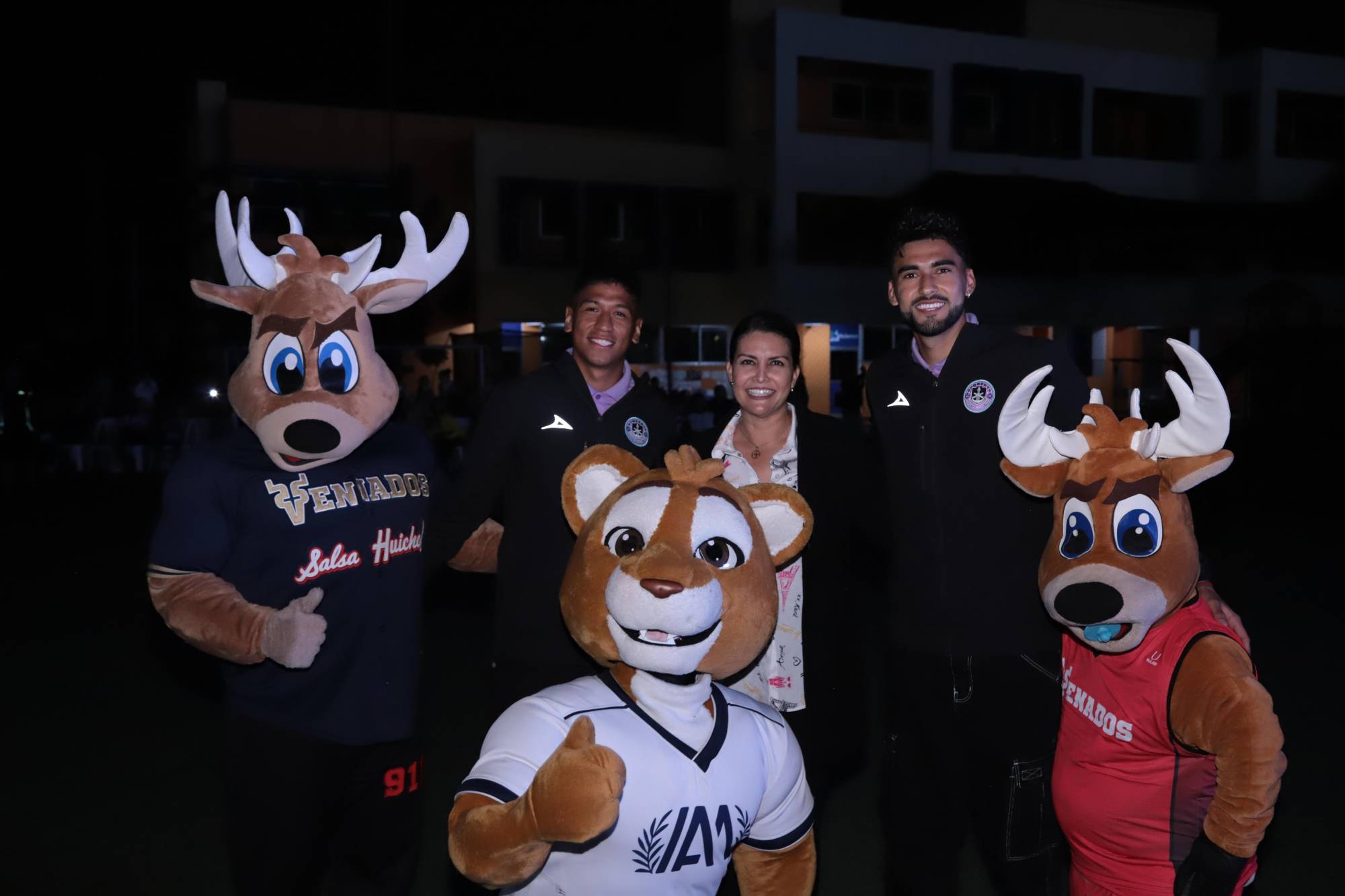 $!Salvador Rodríguez, Fabiola Verde y Raúl Camacho entre Venny, Neyto y la mascota del Colegio Anglo Moderno.