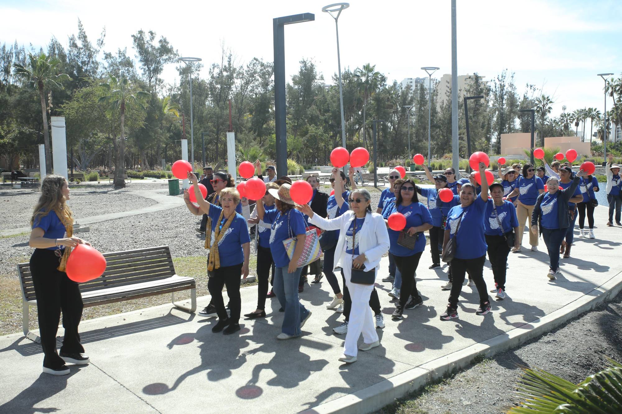 $!Portando un globo rojo las chicas iniciaron las actividades con una caminata.