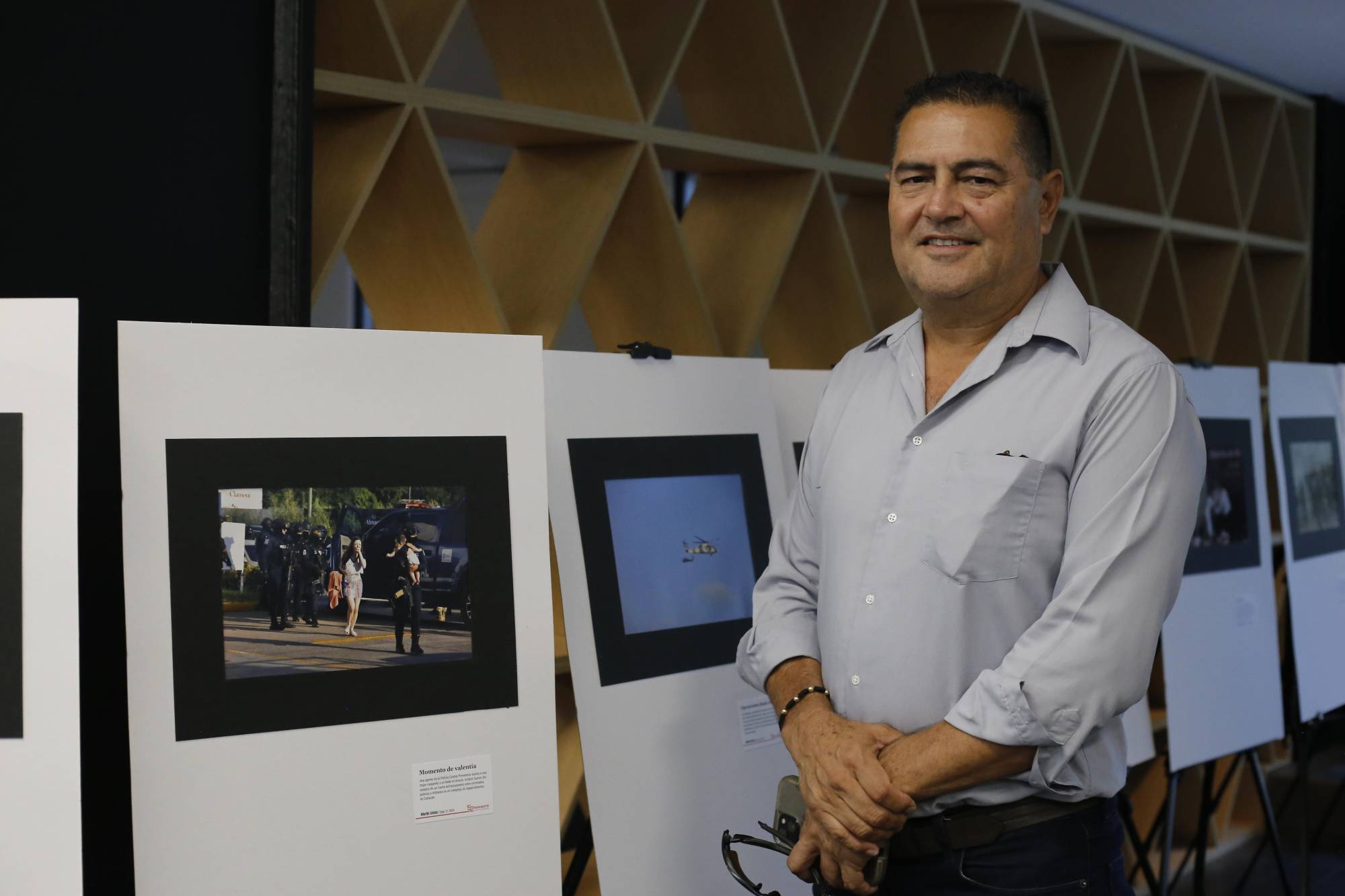 $!El fotoperiodista Martín Urista junto a una de sus obras.