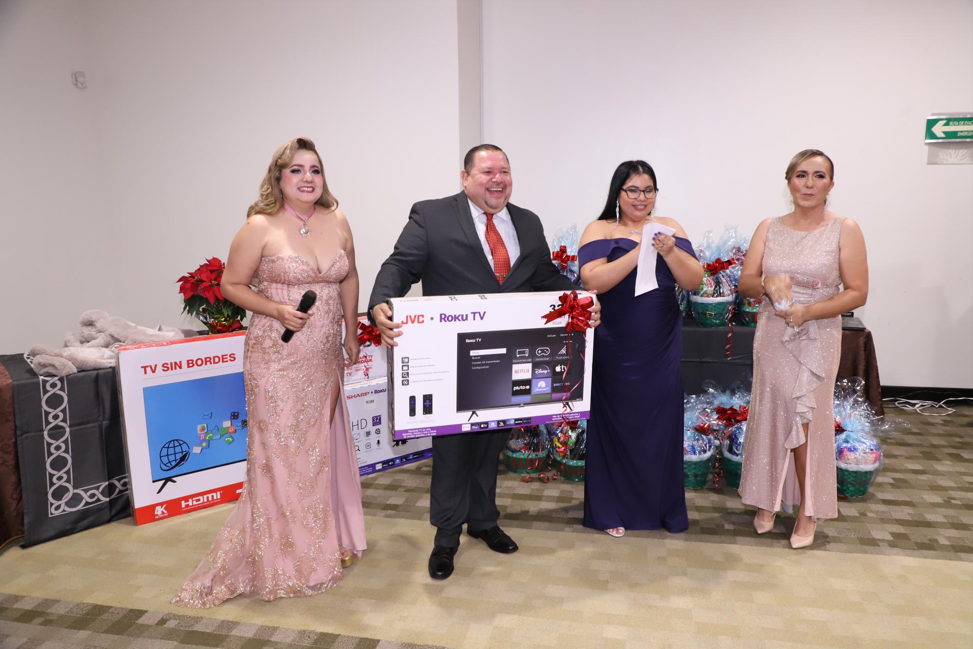 $!Jesús Alcaraz fue uno de los afortunados en la rifa de regalos.