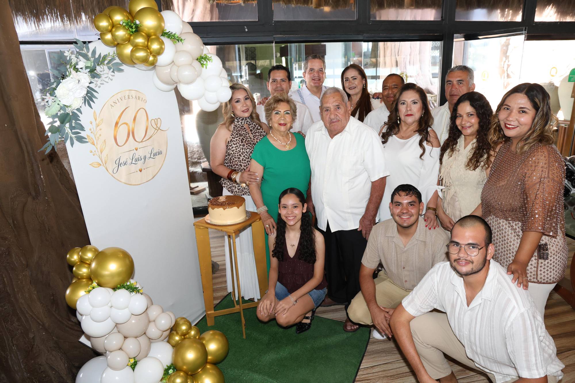$!Lucy y José Luis rodeado de su familia.