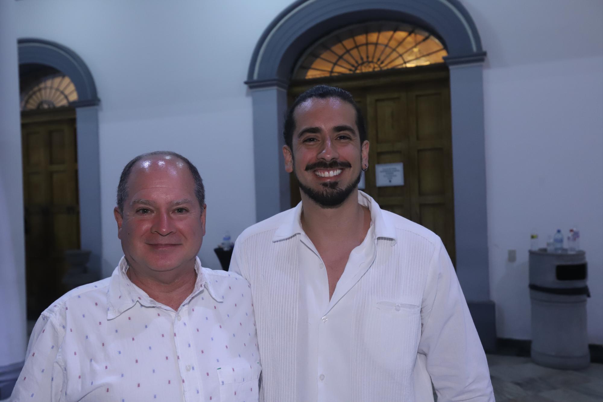 $!Jorge Ruvalcaba Murillo con su hijo Jorge Ruvalcaba, papá y hermano de la protagonista de la historia, la soprano Mariana Ruvalcaba.