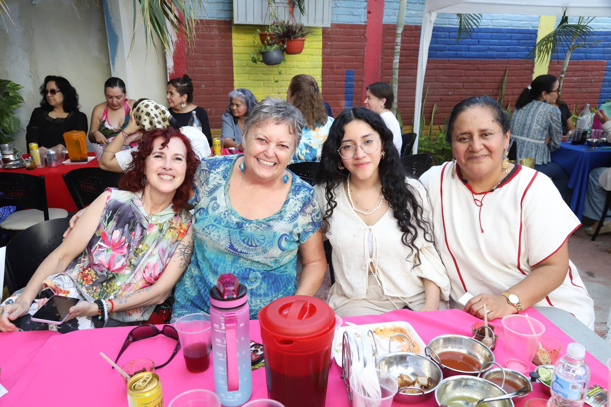 $!Roxana Elvridge, Dianne Hofner, Danna García y Aimara Aruwiri.