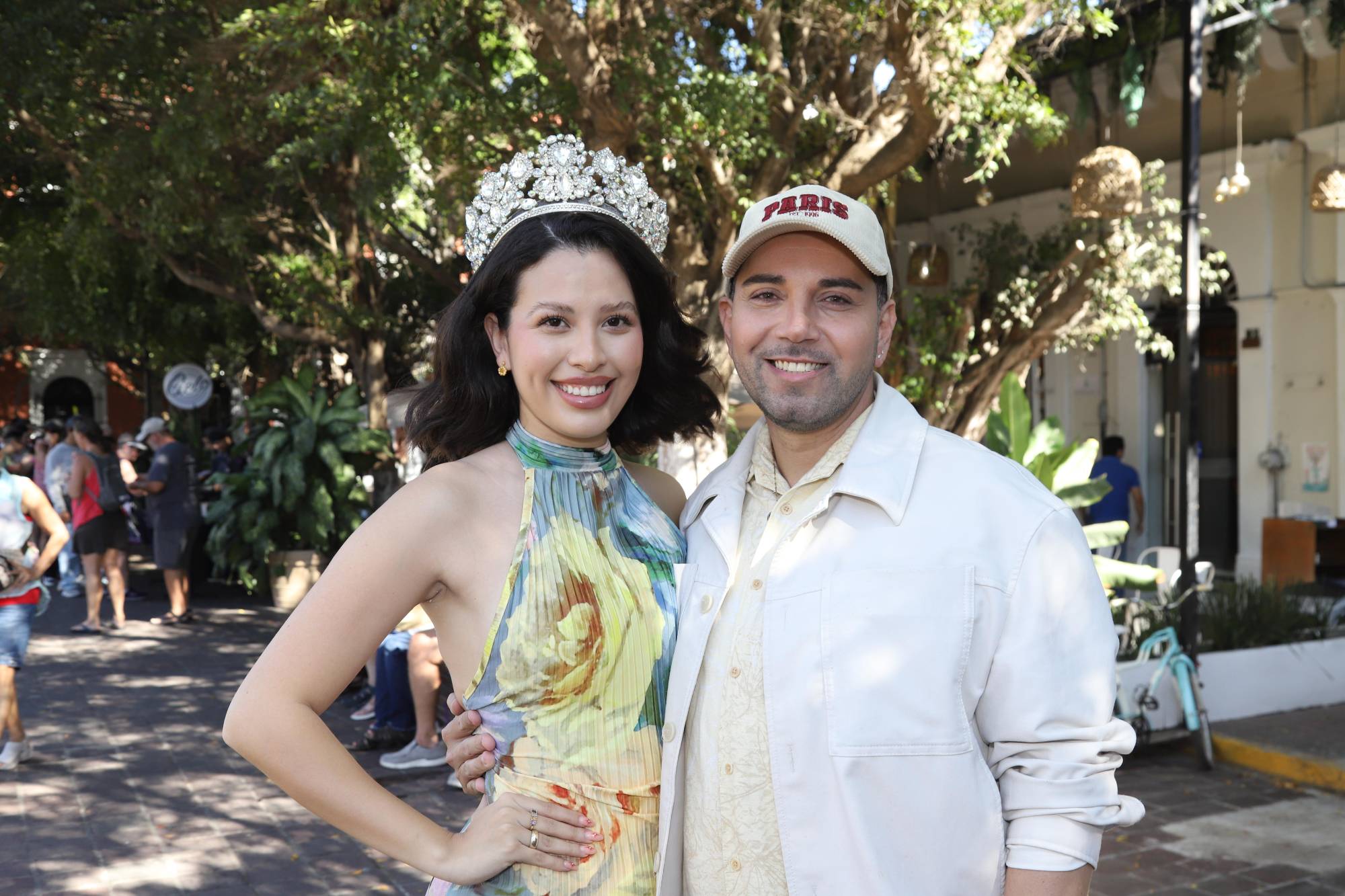 $!Siu Ling Cotero Chío, Reina de los Juegos Florales del Carnaval Internacional de Mazatlán 2024, junto a Mario Go.