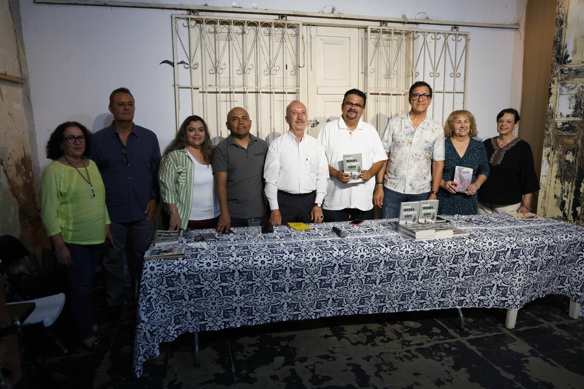 $!Juan José Rodríguez posa con los organizadores del Club de Lectura Mario Vargas durante la celebración de su aniversario.