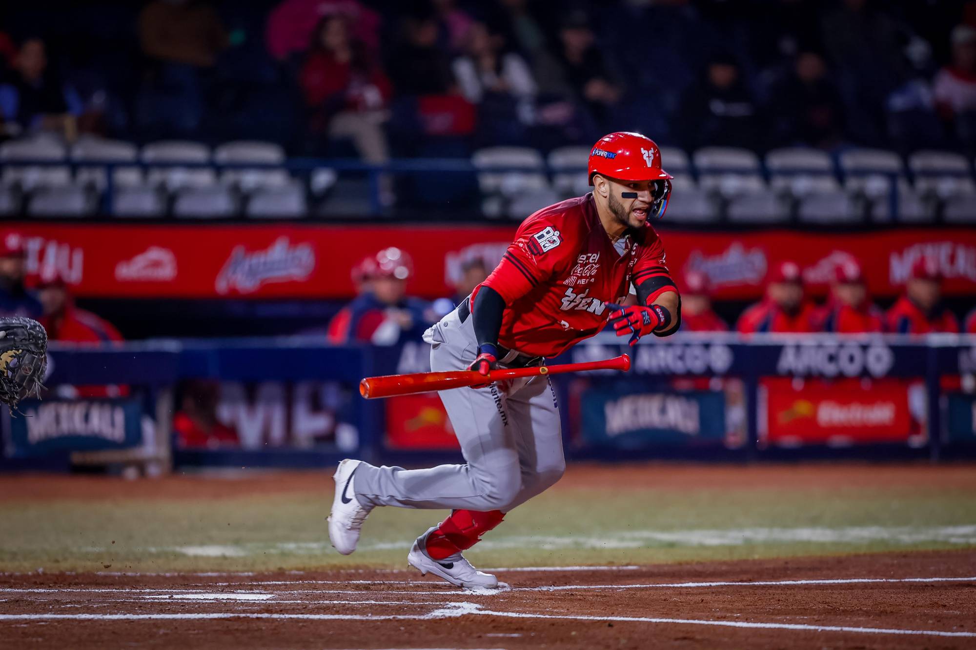 $!Venados gana en extrainnings con hit de Guzmán y error de Mexicali
