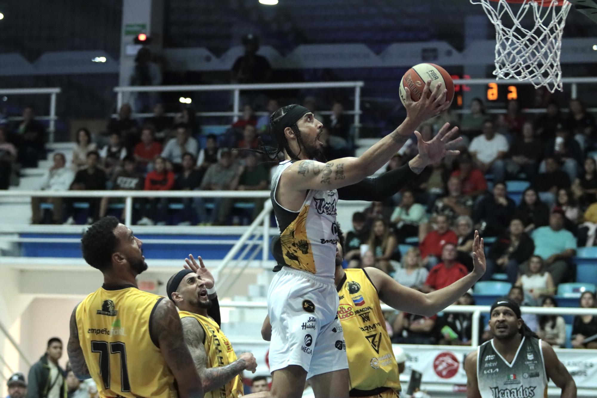 $!Barre Venados de Mazatlán a Frayles de Guasave en el puerto