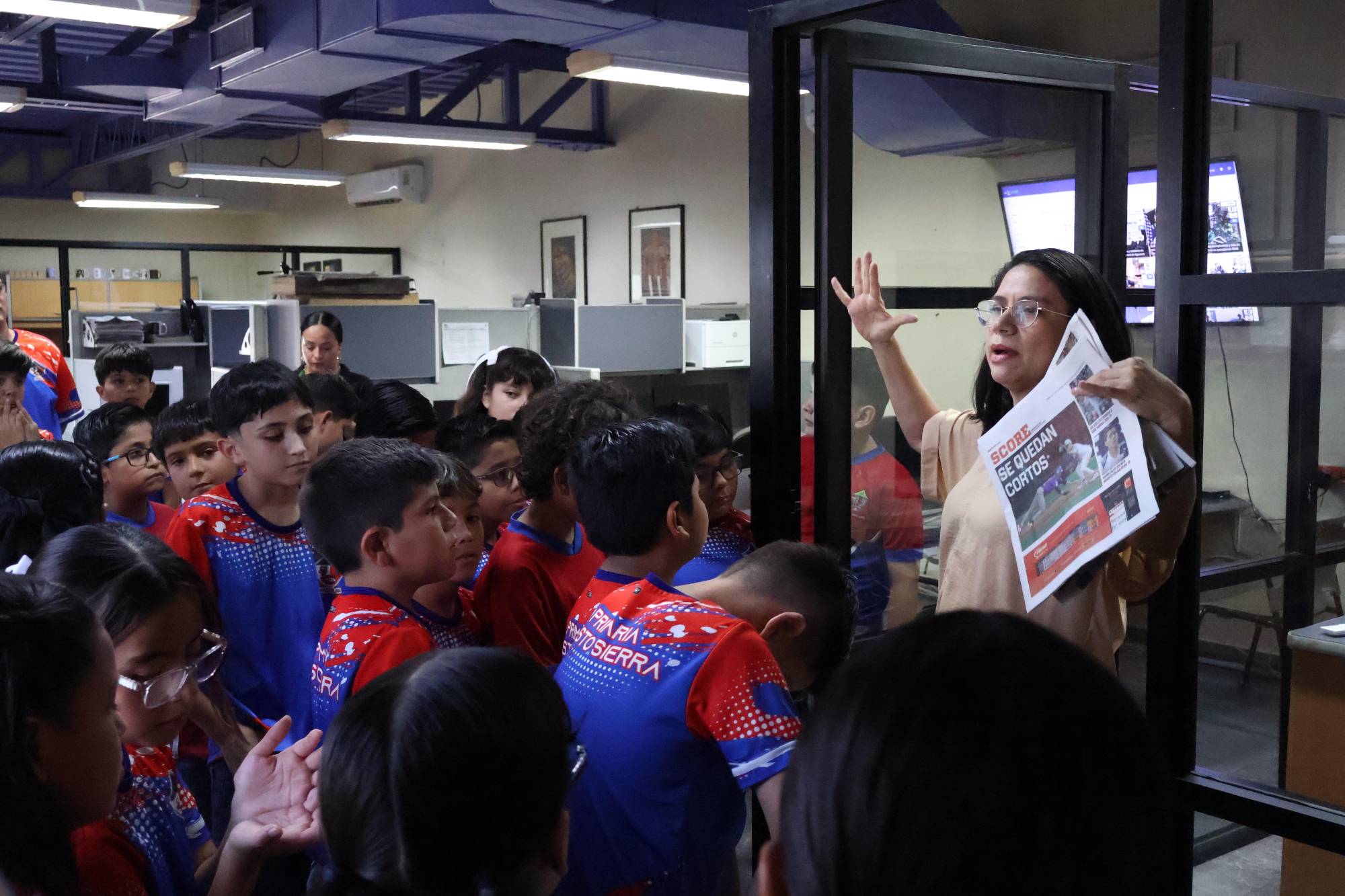 $!Guillermina García explicó el funcionamiento y misión del rotativo.