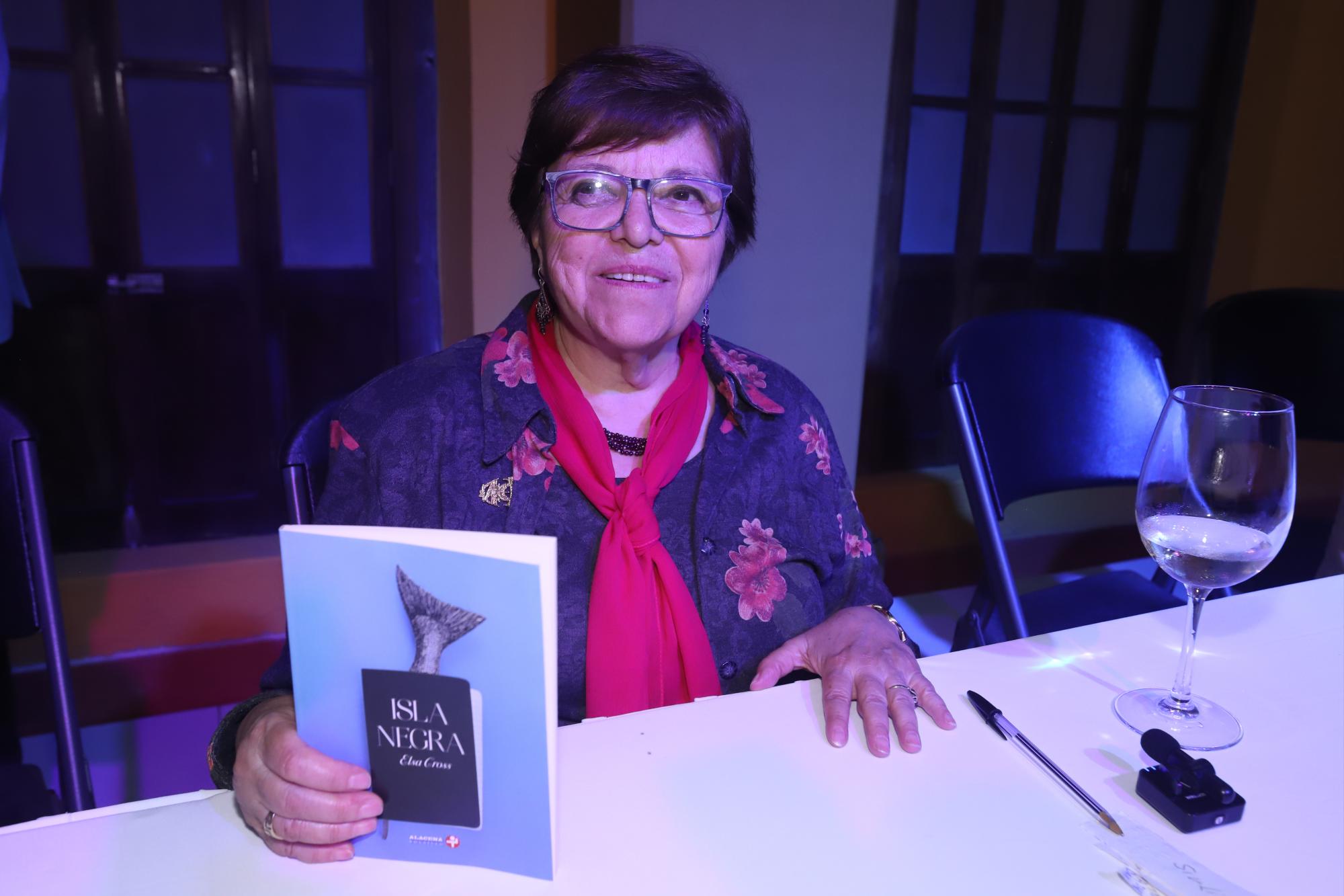 $!La autora en su obra rinde un tributo a Pablo Neruda.