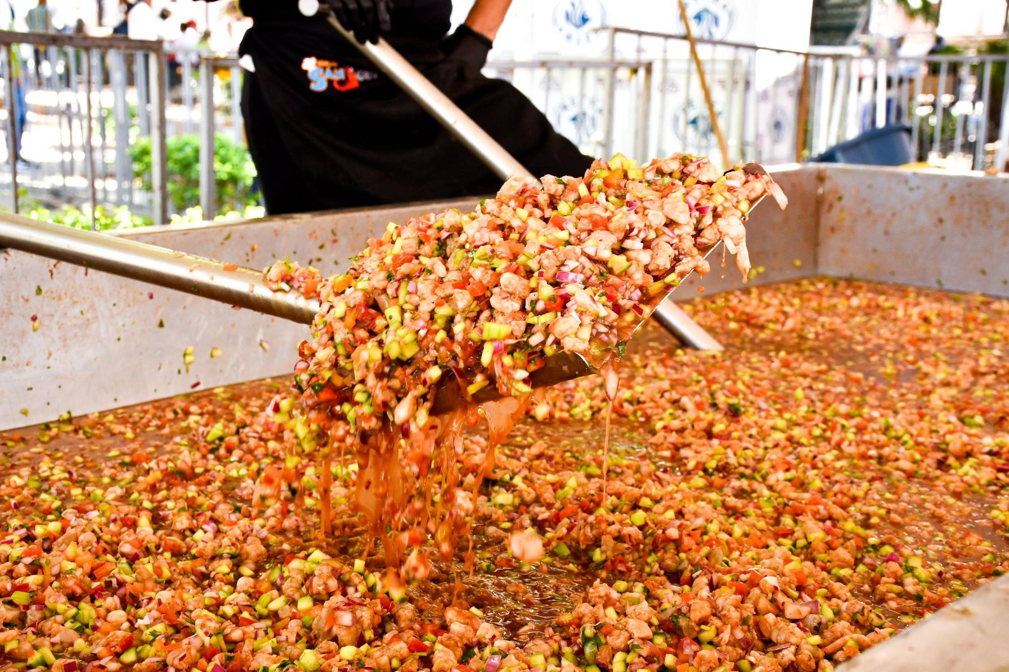 $!Preparan 3 toneladas de ceviche en ‘El Propinón’ en apoyo a trabajadores afectados por la violencia en Culiacán