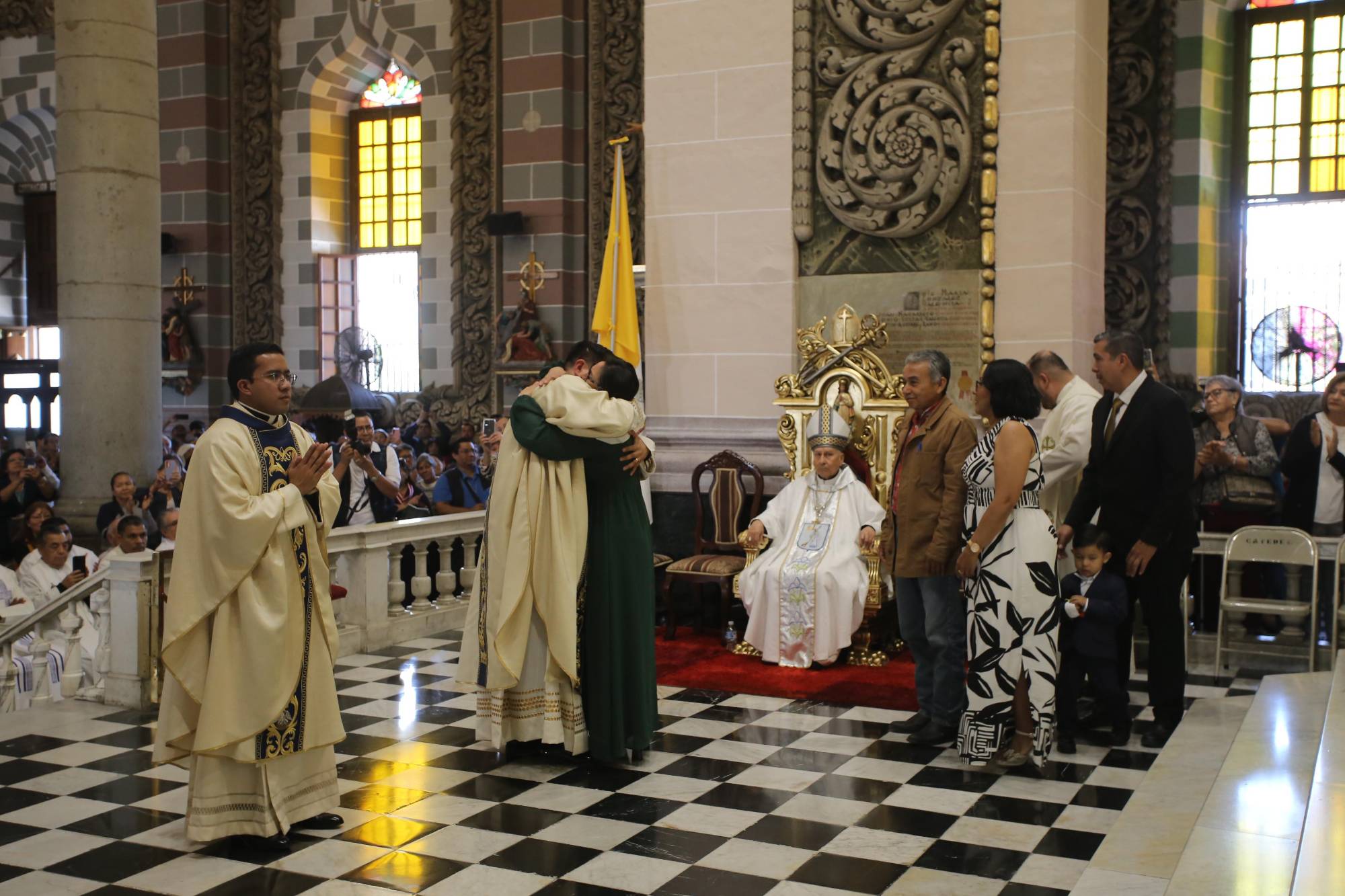 $!Los jóvenes reciben el abrazo de sus padres.