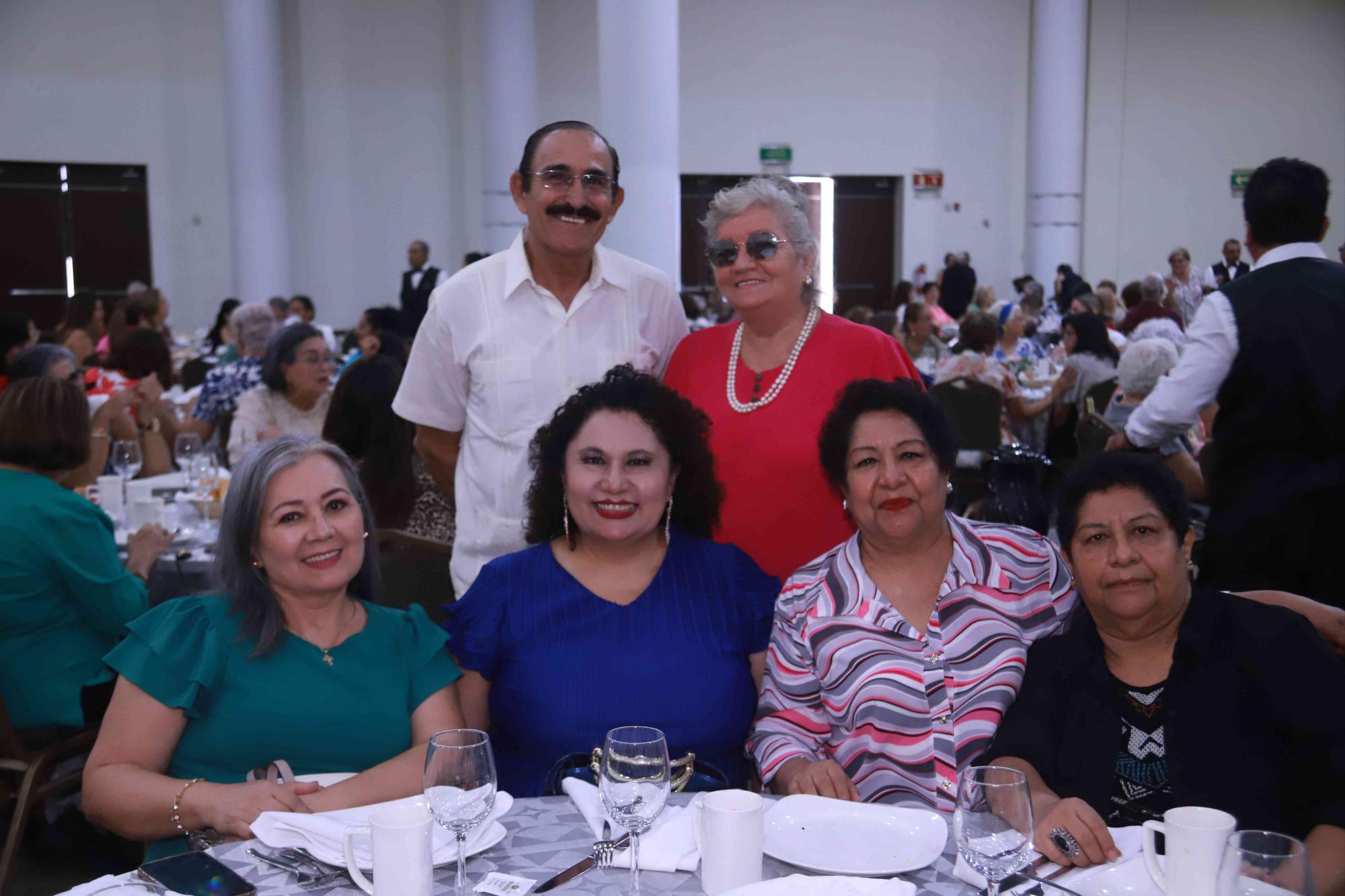 $!Cesáreo Osuna, Julia de Osuna, Sabina de Monzón, Catalina Castañeda, Araceli y Roció Evelia Estrada.
