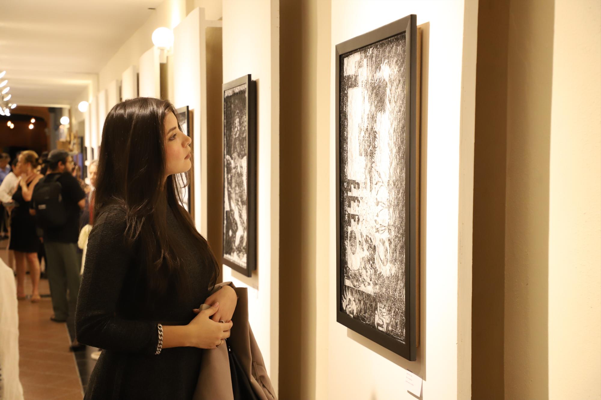 $!Carolina Chavarin aprecia una de las obras.