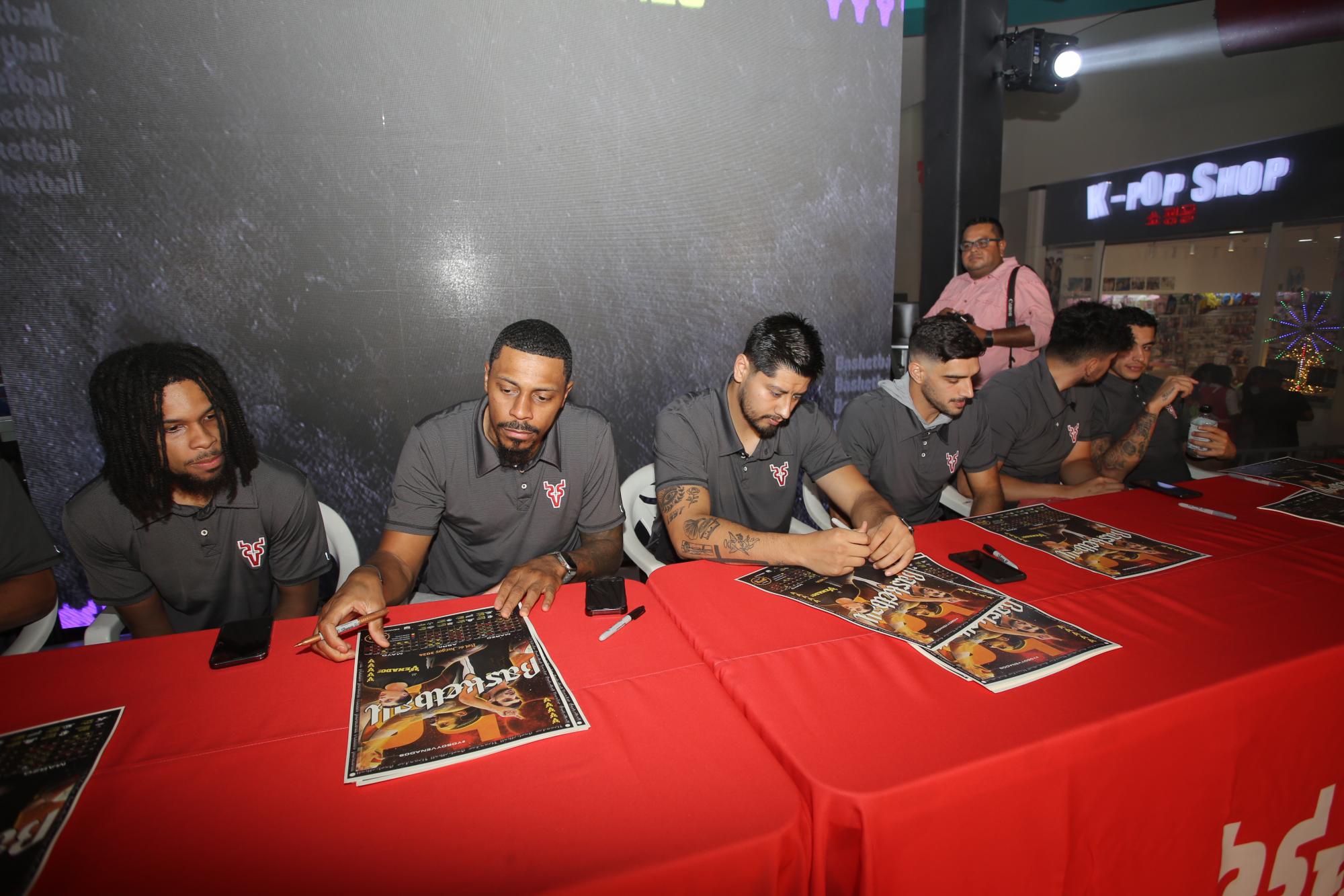 $!Algunos jugadores de Venados Basketball protagonizaron una firma de autógrafos.