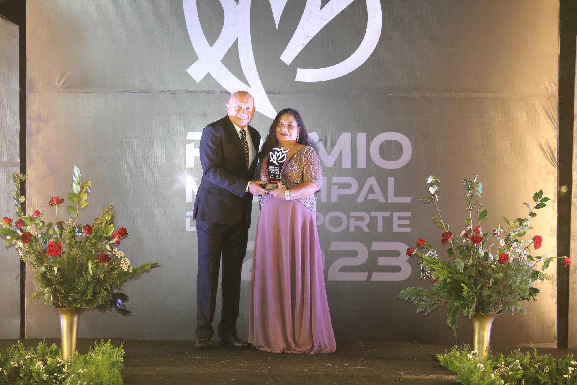 $!María Guadalupe Macías Gutiérrez, Mejor Entrenador Paralímpico 2023, recibe su premio de manos de Juan José Pacho, coordinador de la Zona Sur del Isde.