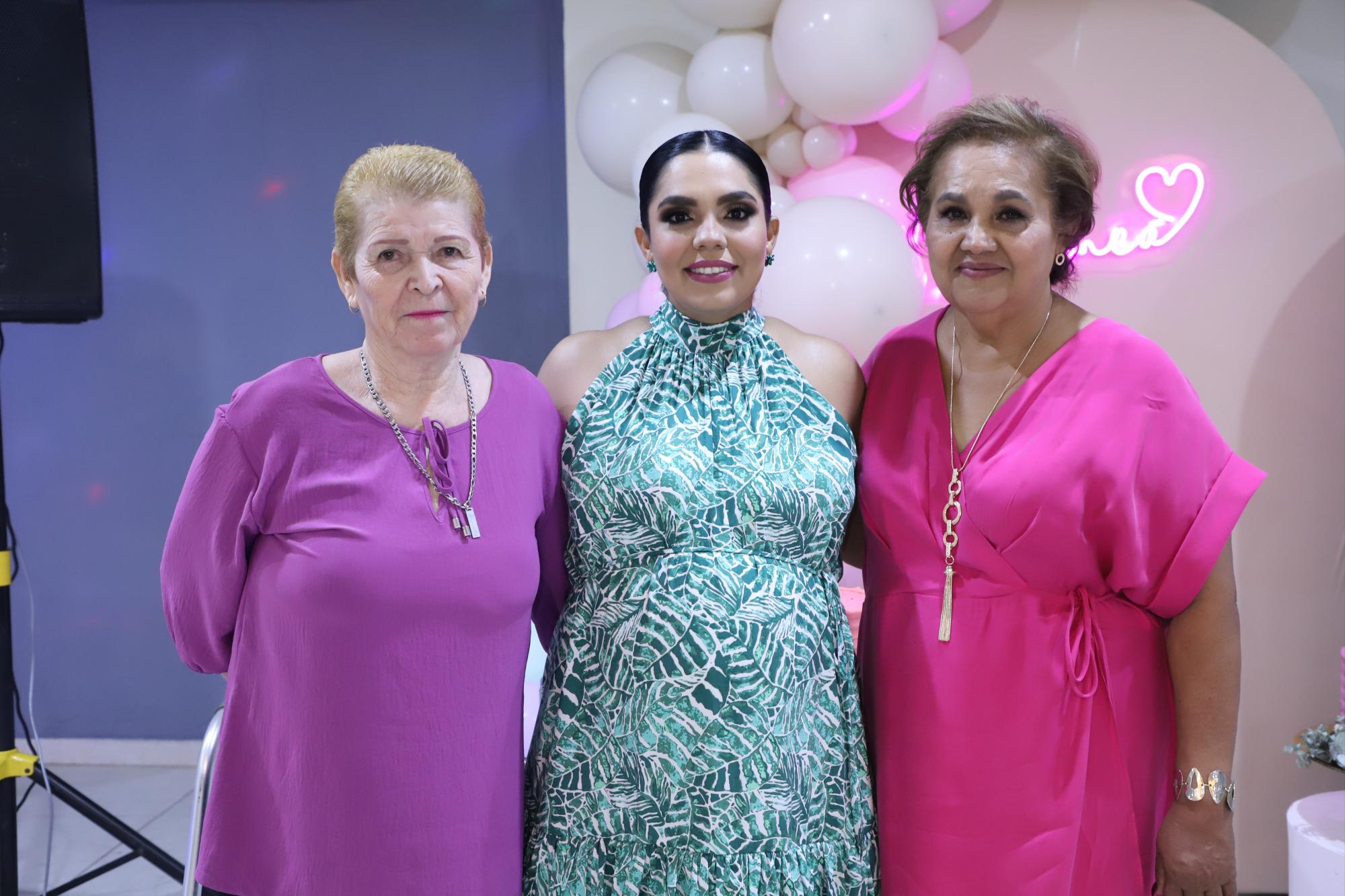 $!Laura Elena entre las futuras abuelitas de la pequeña Blanca, Josefina Gutiérrez y Teresita Osuna.