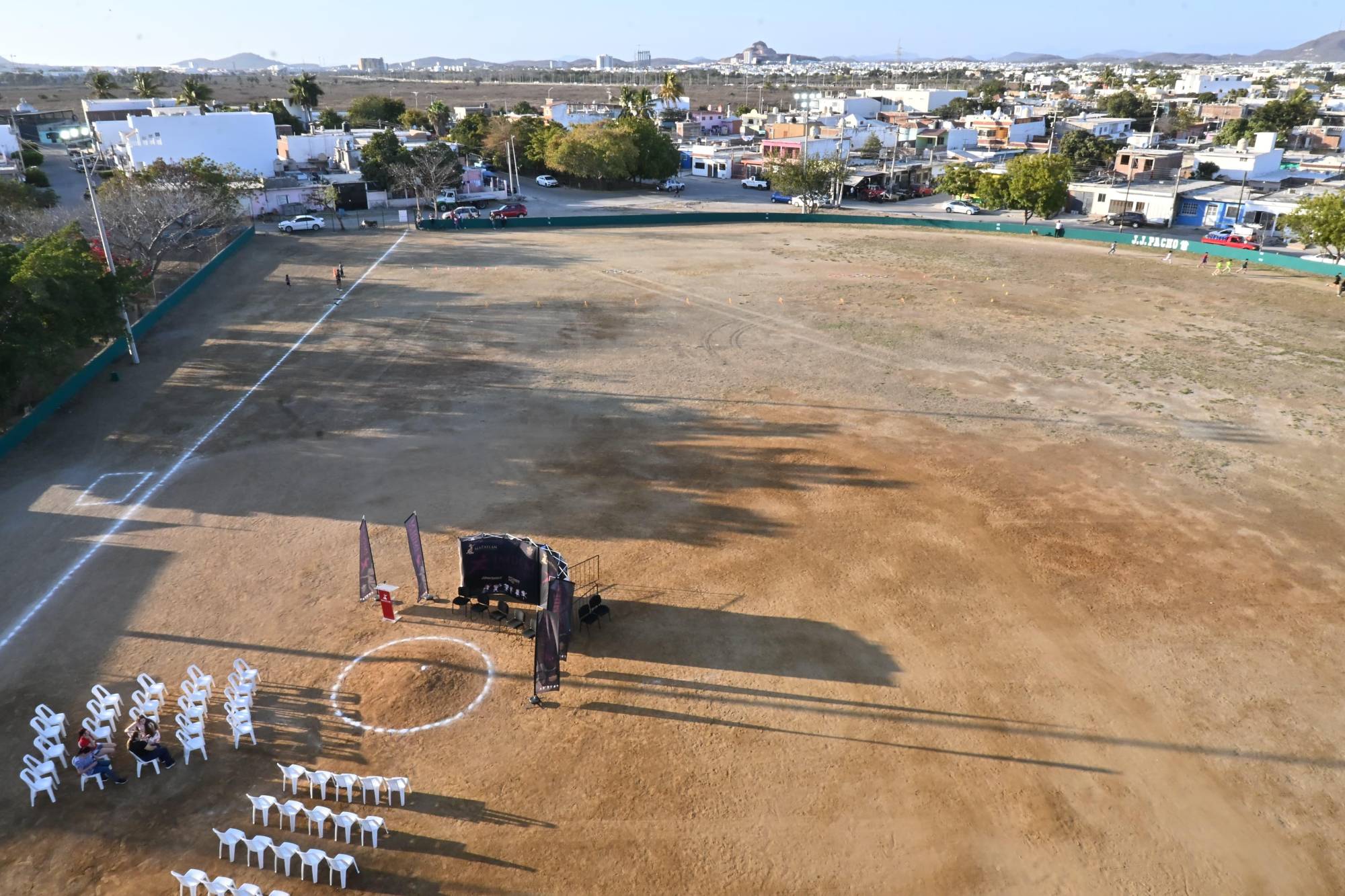 $!Entregan rehabilitación de campo de beisbol en la Francisco Villa