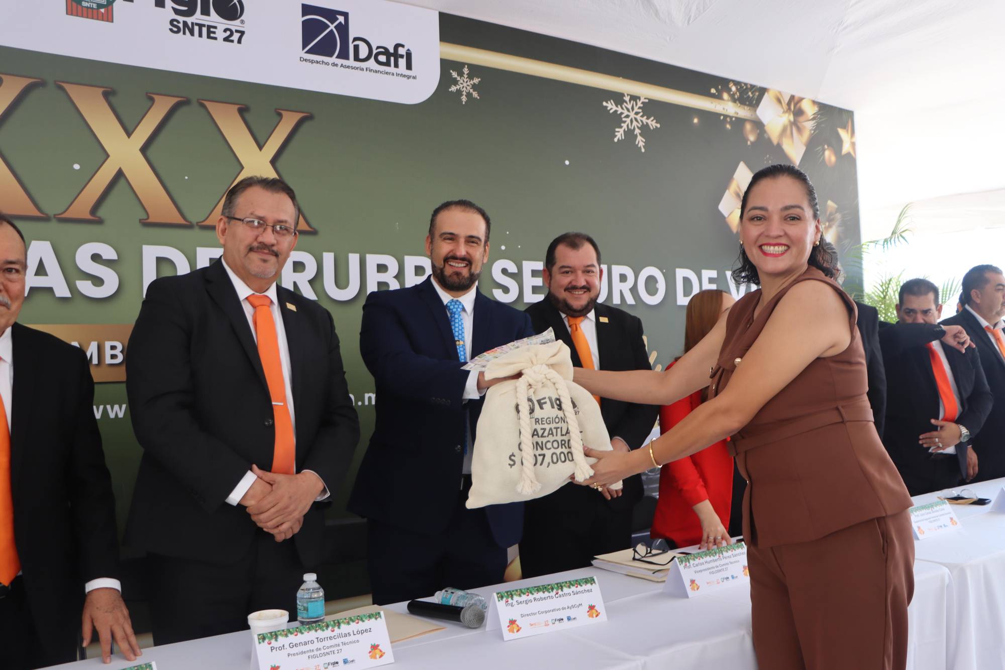 $!Entrega simbólica a socia beneficiada.